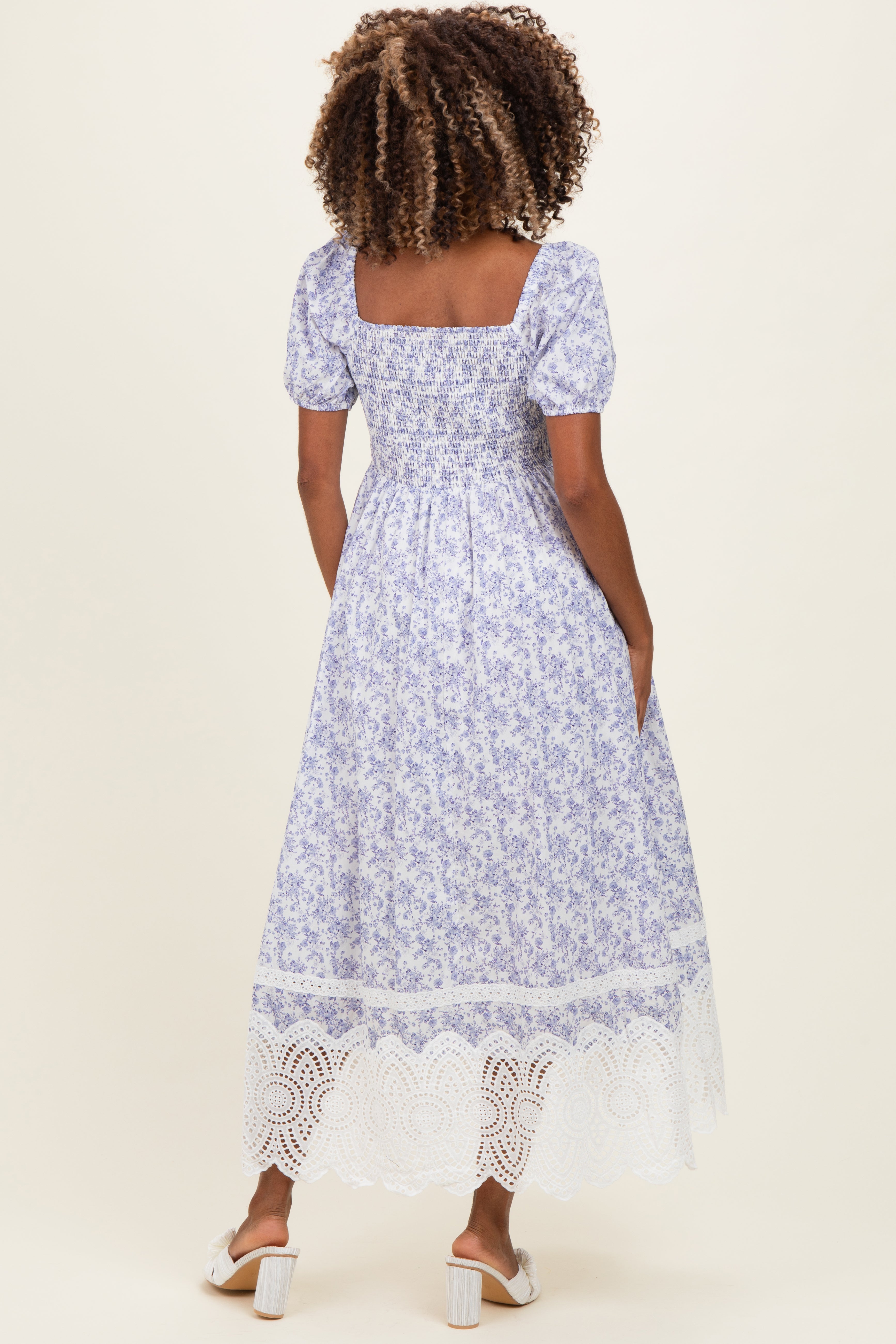 Hellblaues Umstands-Maxikleid mit Blumenmuster und Smok-Einsatz
