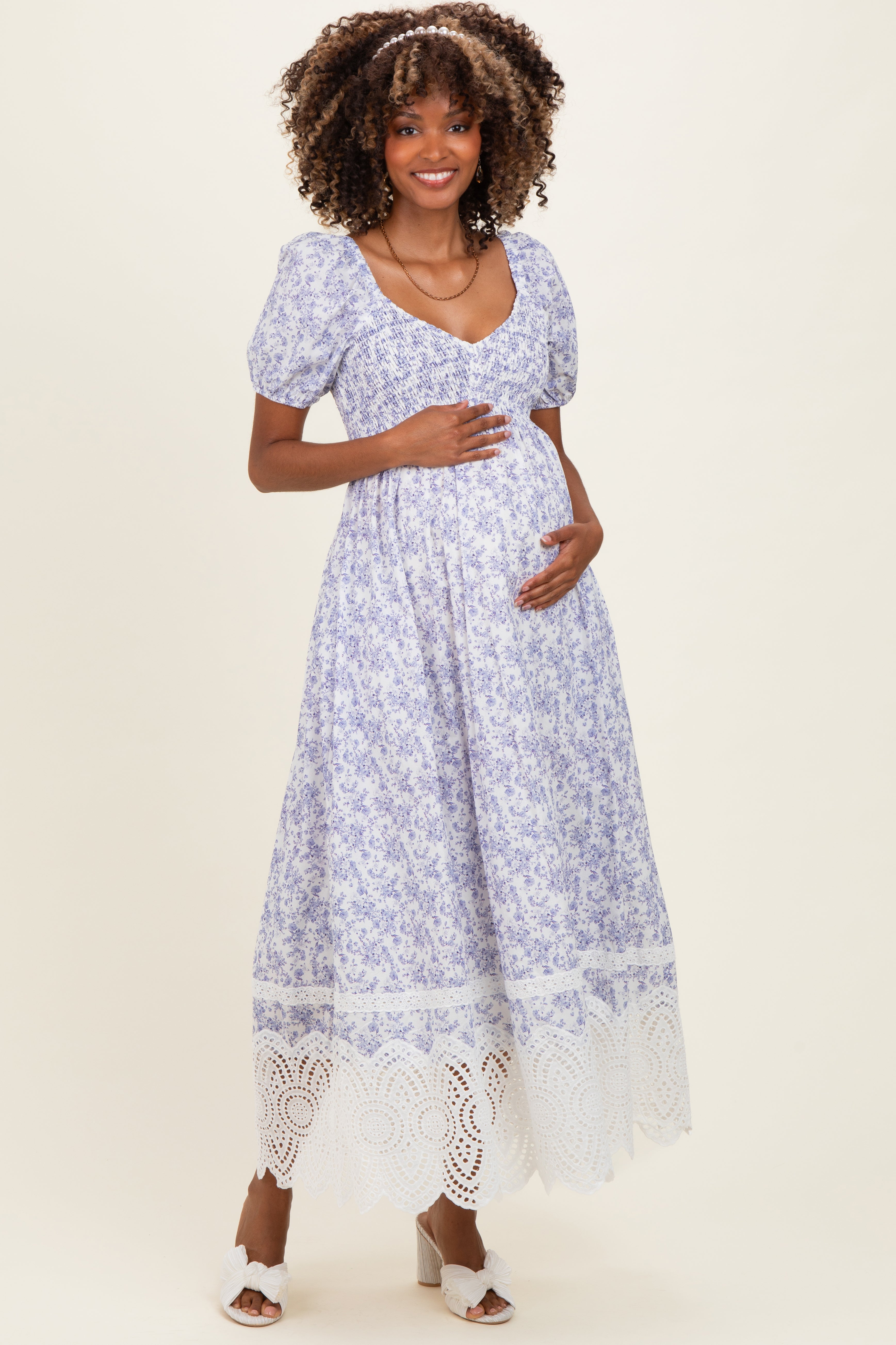 Hellblaues Umstands-Maxikleid mit Blumenmuster und Smok-Einsatz