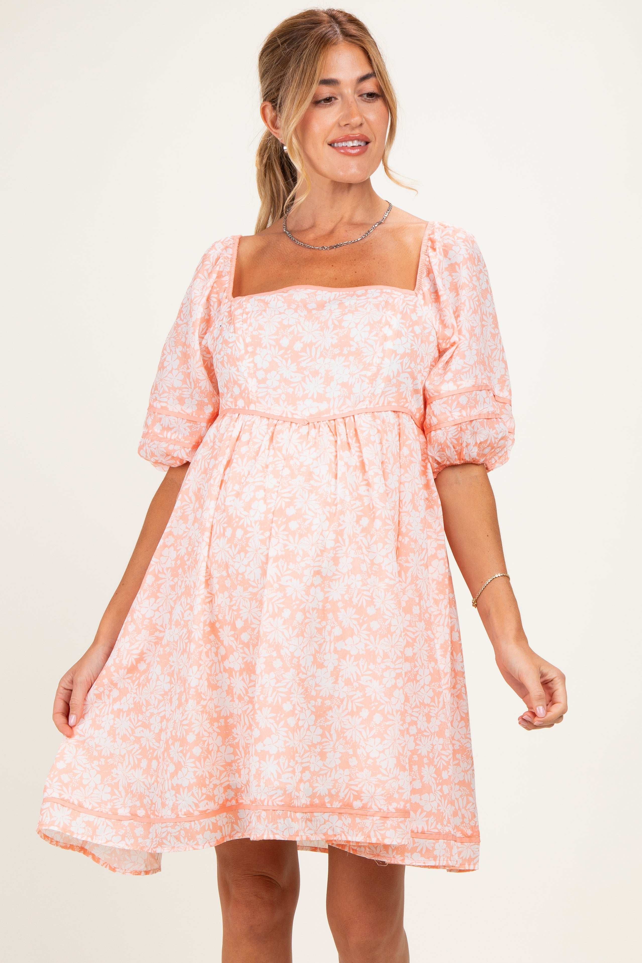 Umstands-Minikleid mit Blumenmuster und Kontrasteinfassung