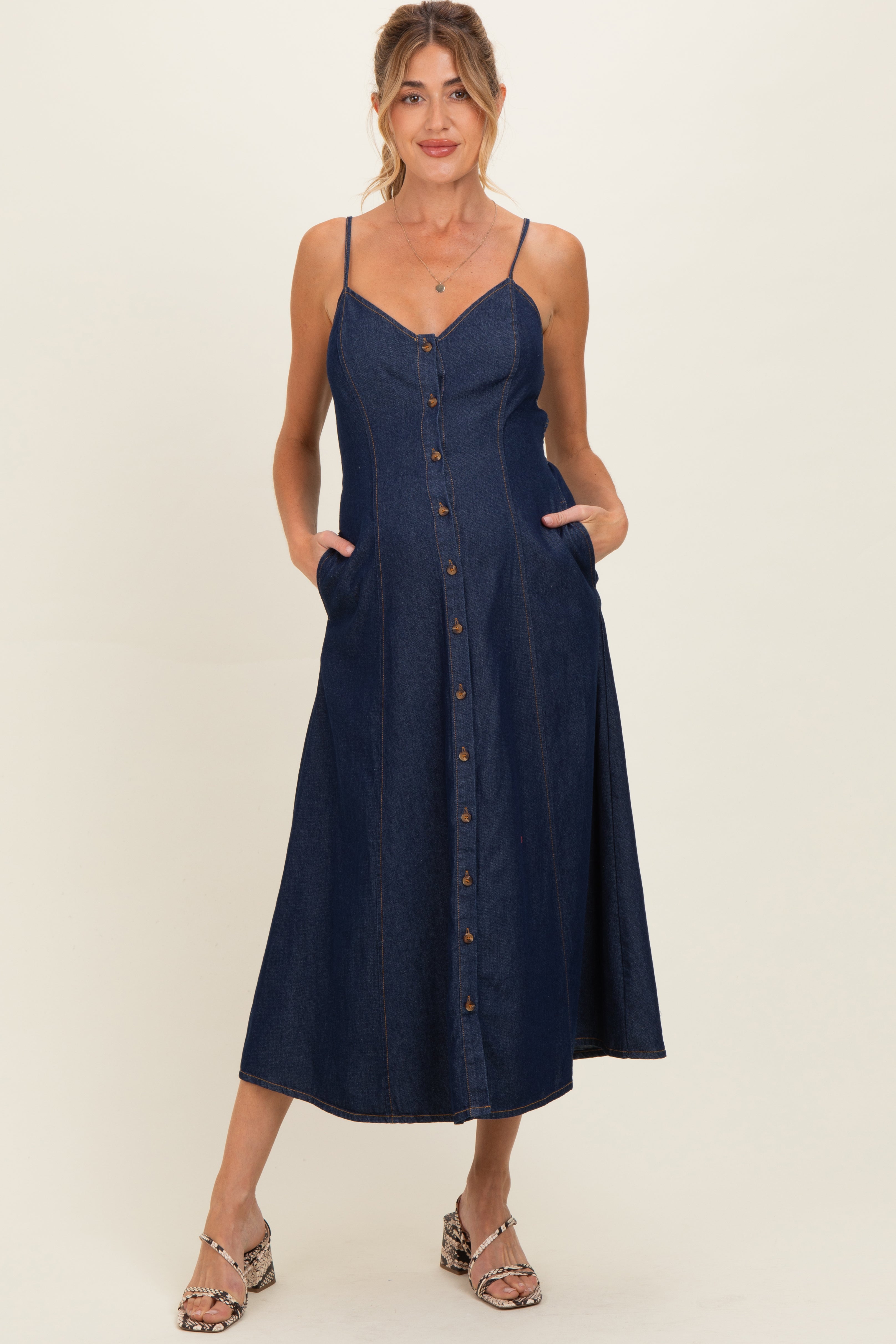 Marineblaues Umstands-Midikleid aus Denim mit Knopfleiste