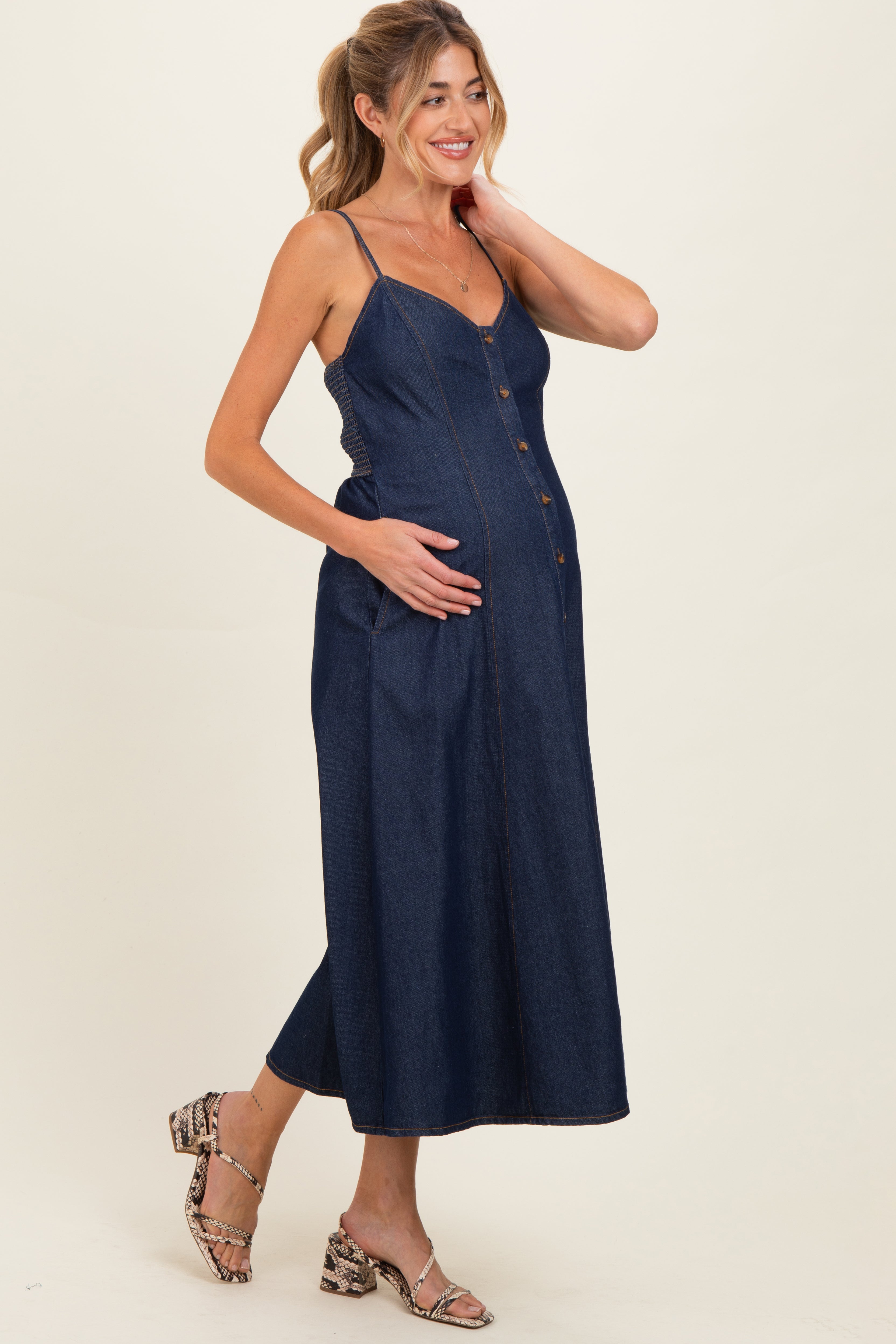 Marineblaues Umstands-Midikleid aus Denim mit Knopfleiste