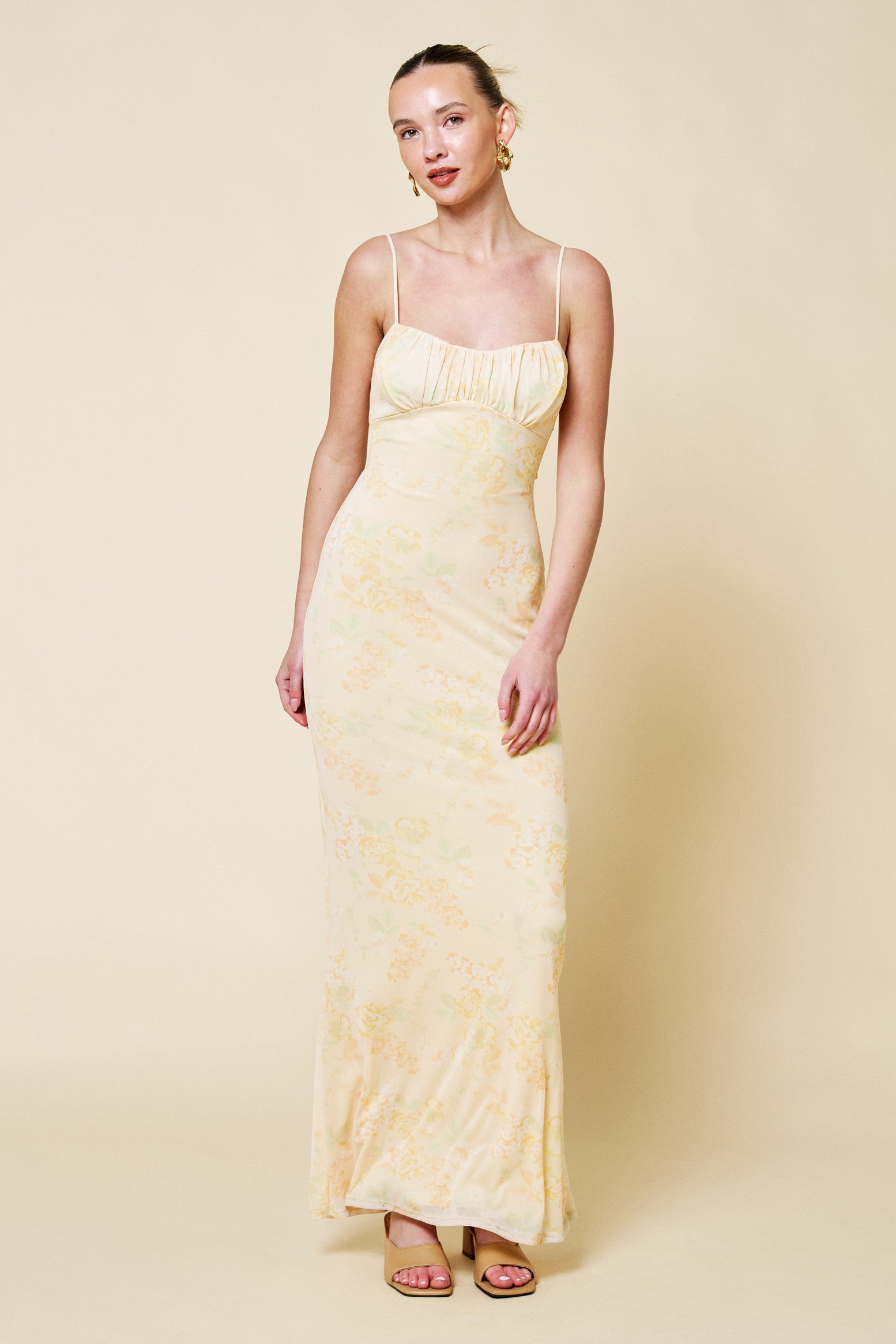 Hellgelbes Umstands-Maxikleid mit Blumenmuster und Cut-out am Rücken