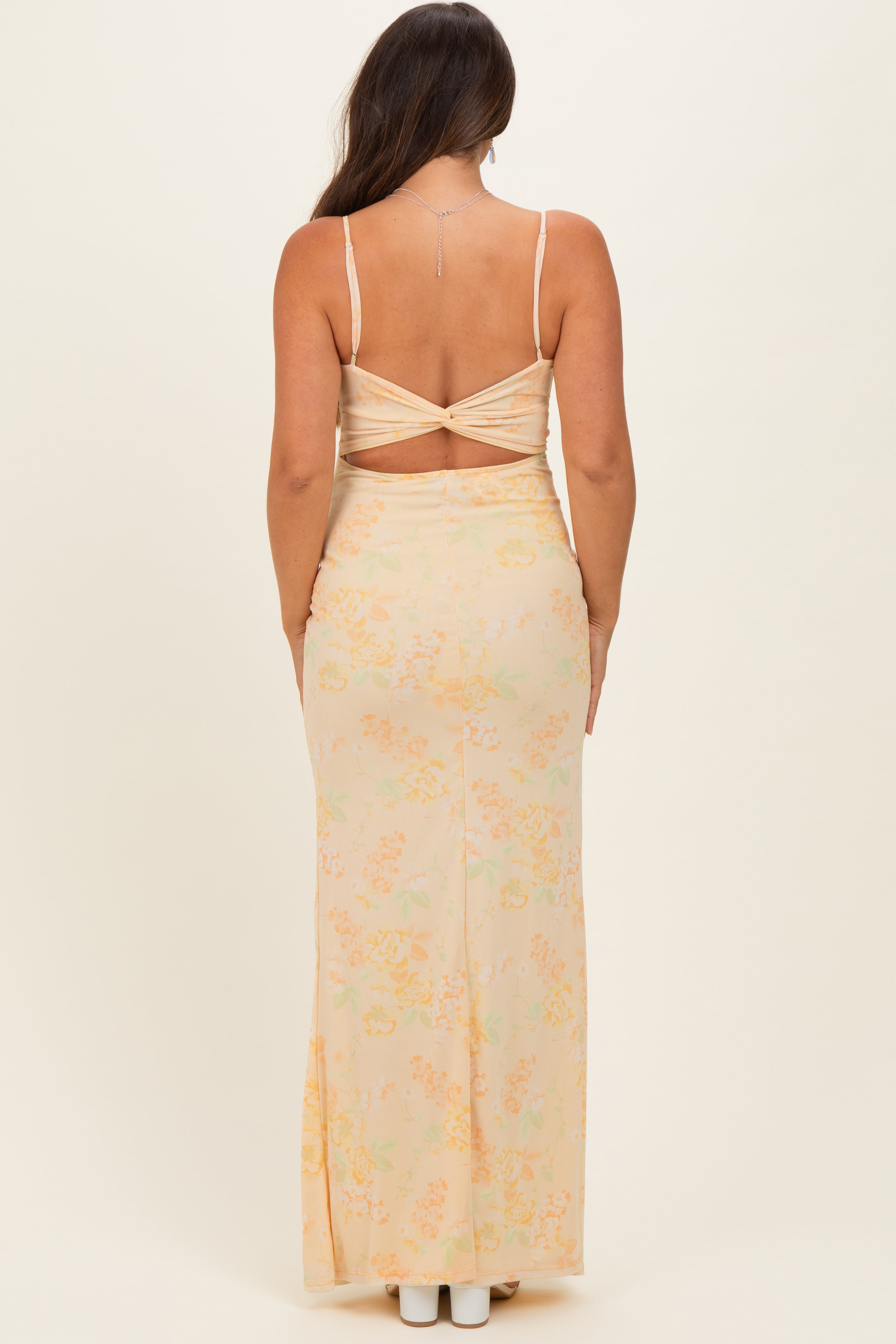 Hellgelbes Umstands-Maxikleid mit Blumenmuster und Cut-out am Rücken