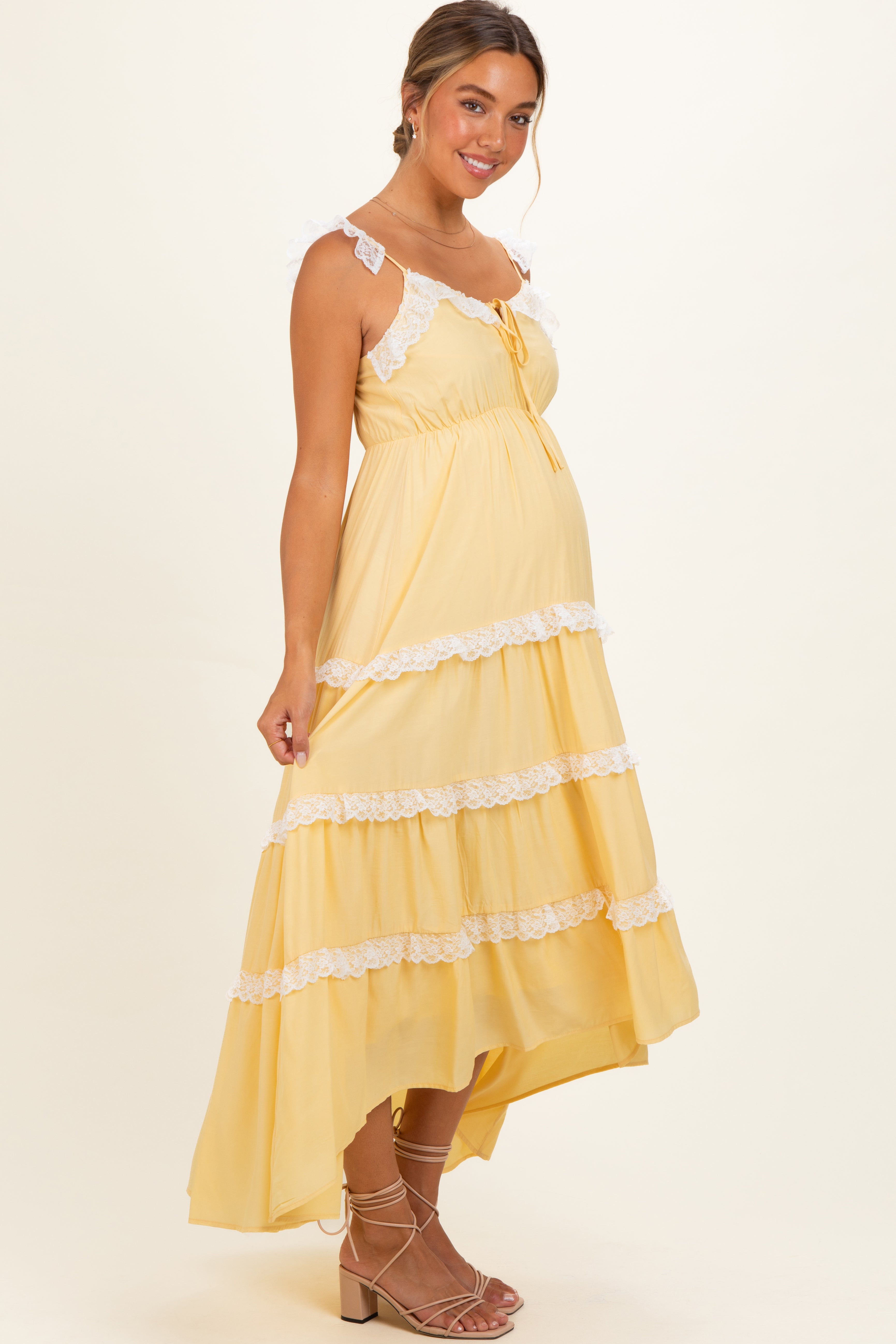 Gelbes Umstands-Maxikleid mit Spitzenbesatz und Stufenrock