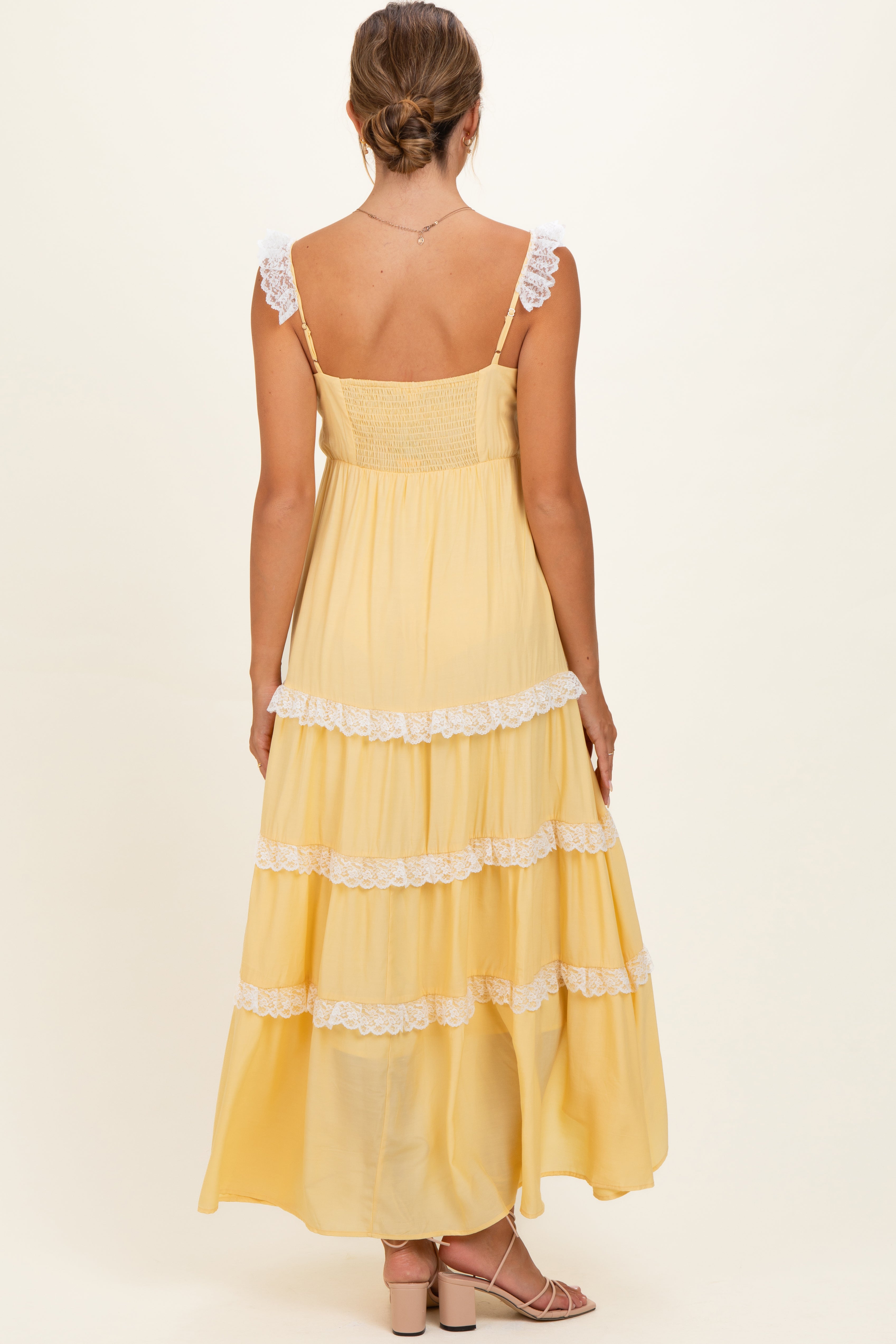 Gelbes Umstands-Maxikleid mit Spitzenbesatz und Stufenrock