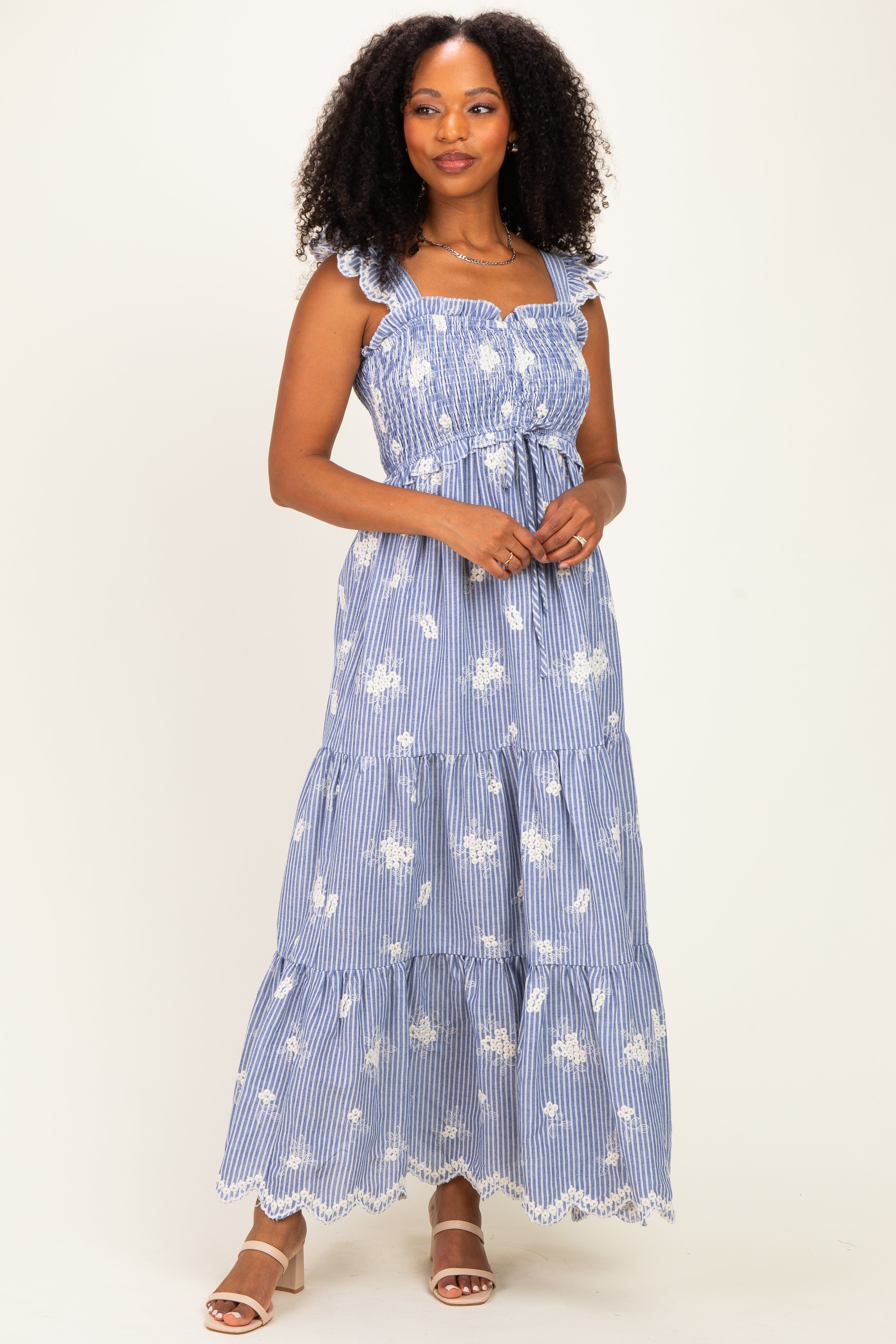 Blau gestreiftes besticktes gesmoktes Umstands-Maxikleid