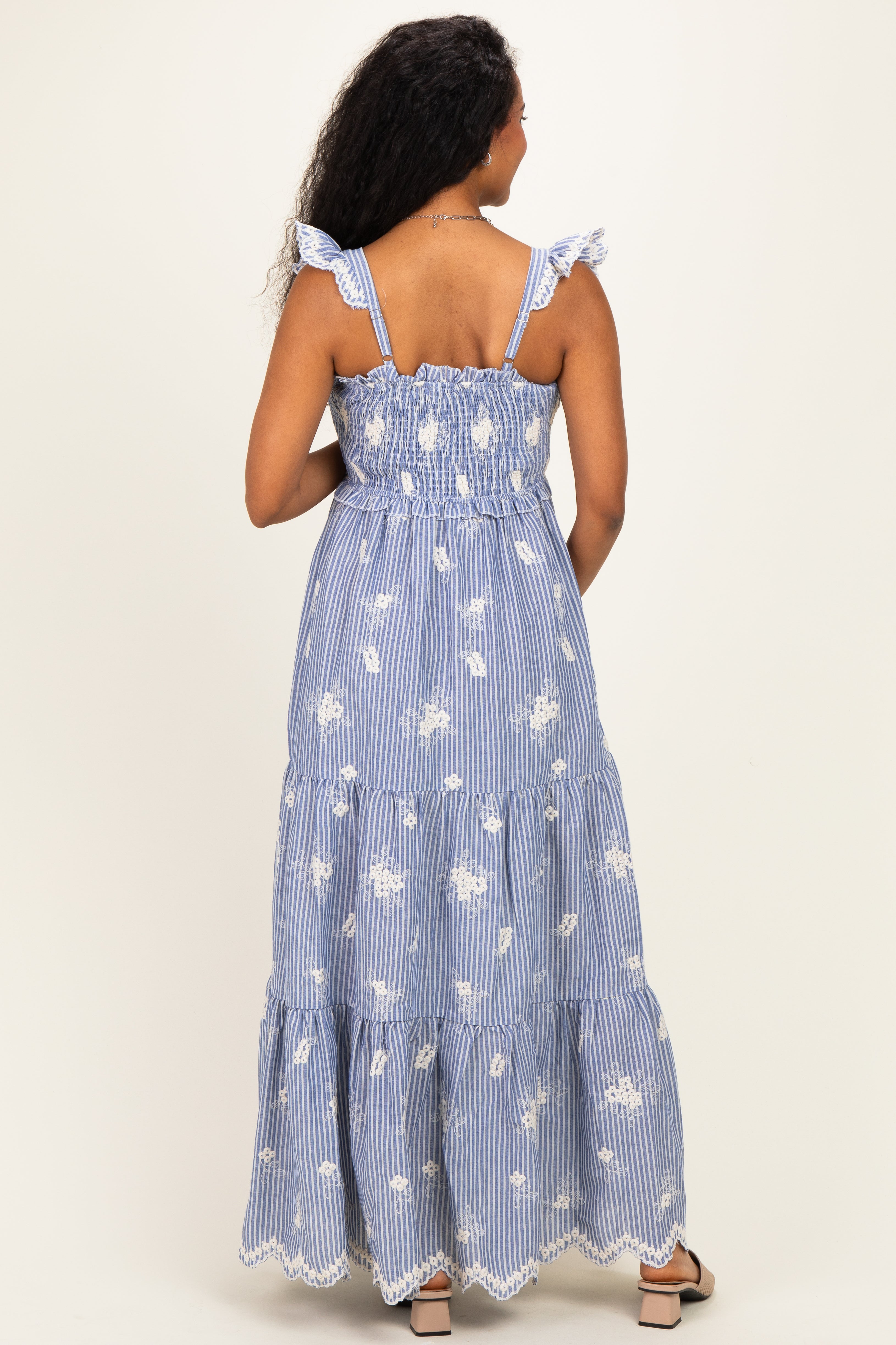 Blau gestreiftes besticktes gesmoktes Umstands-Maxikleid