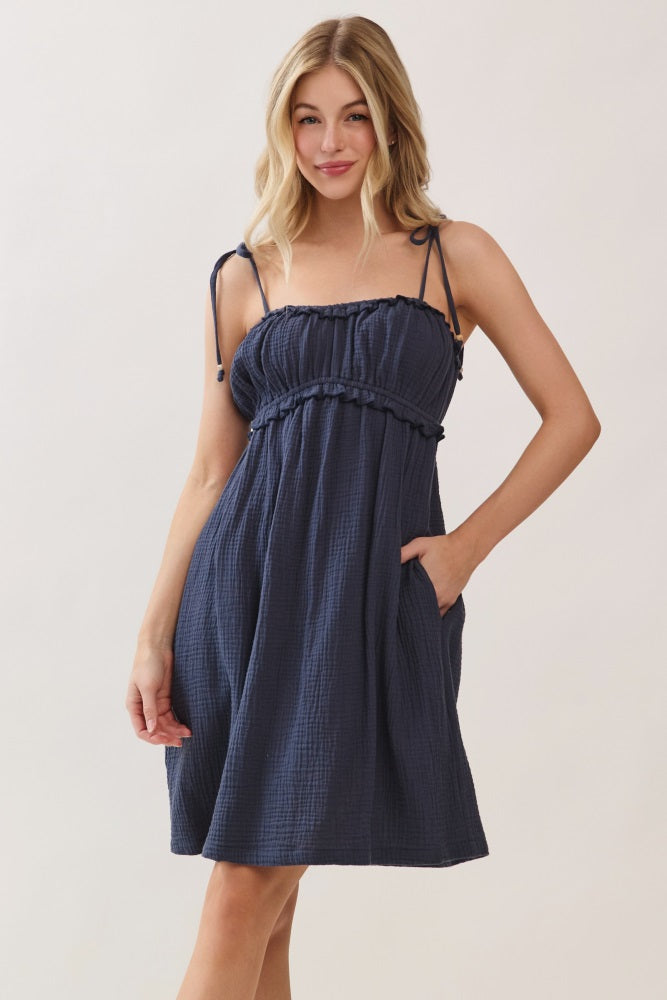Marineblaues Umstands-Minikleid aus Baumwoll-Gaze mit Volant und Schulterbändern