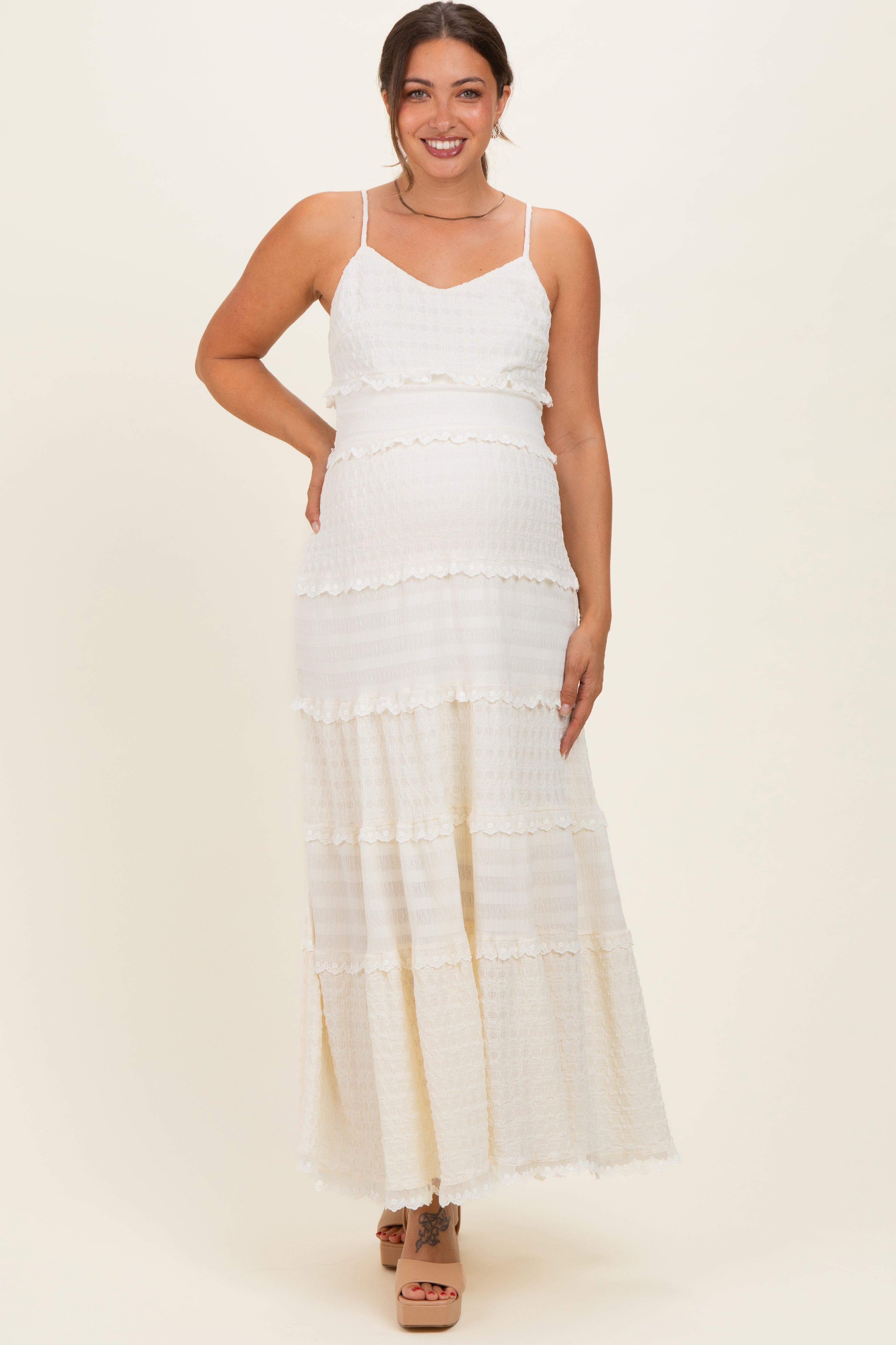 Elfenbeinfarbenes strukturiertes Umstands-Maxikleid mit Stufenrock und Spitzenbesatz