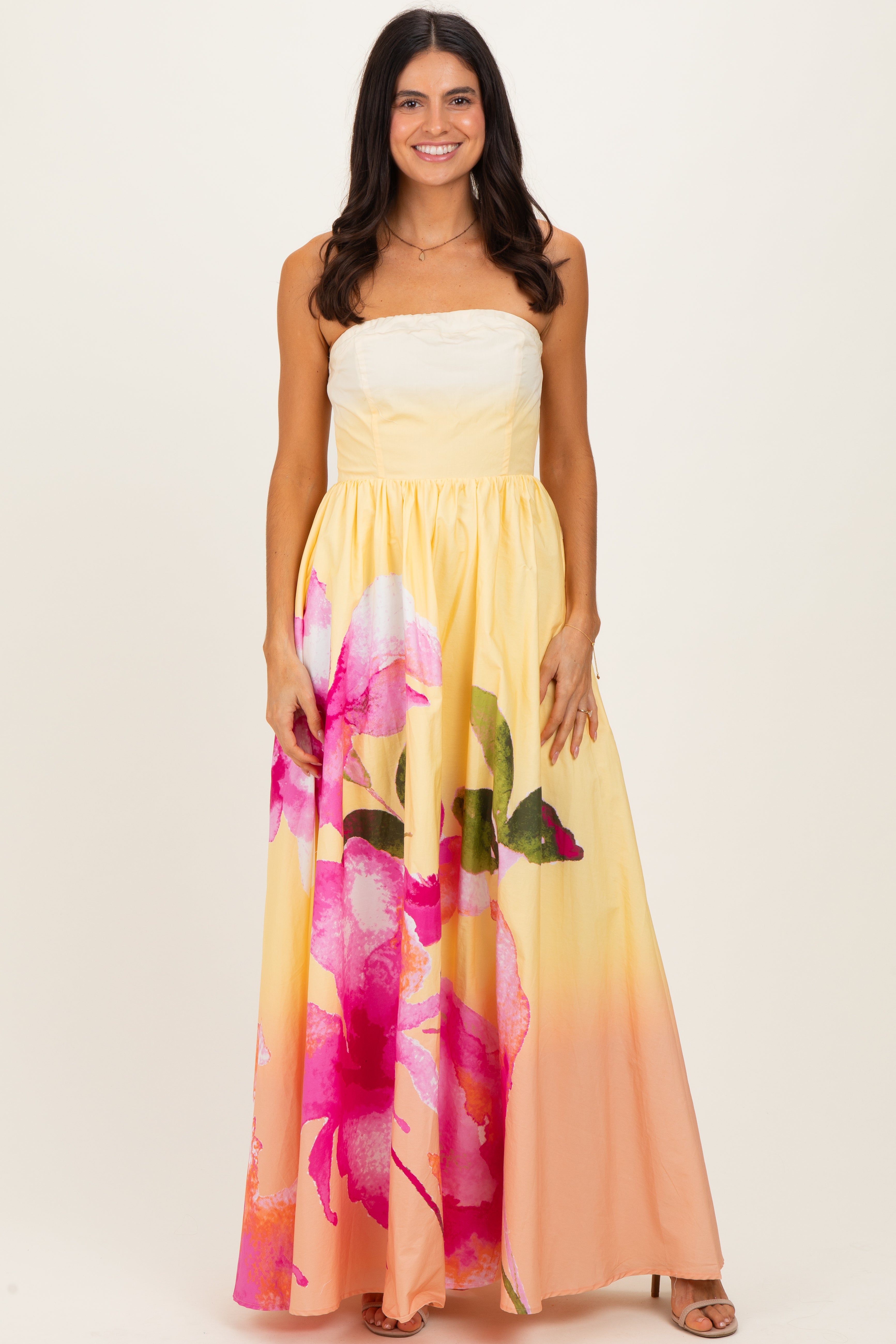 Hellgelbes trägerloses Umstandsmaxikleid mit Blumenmuster