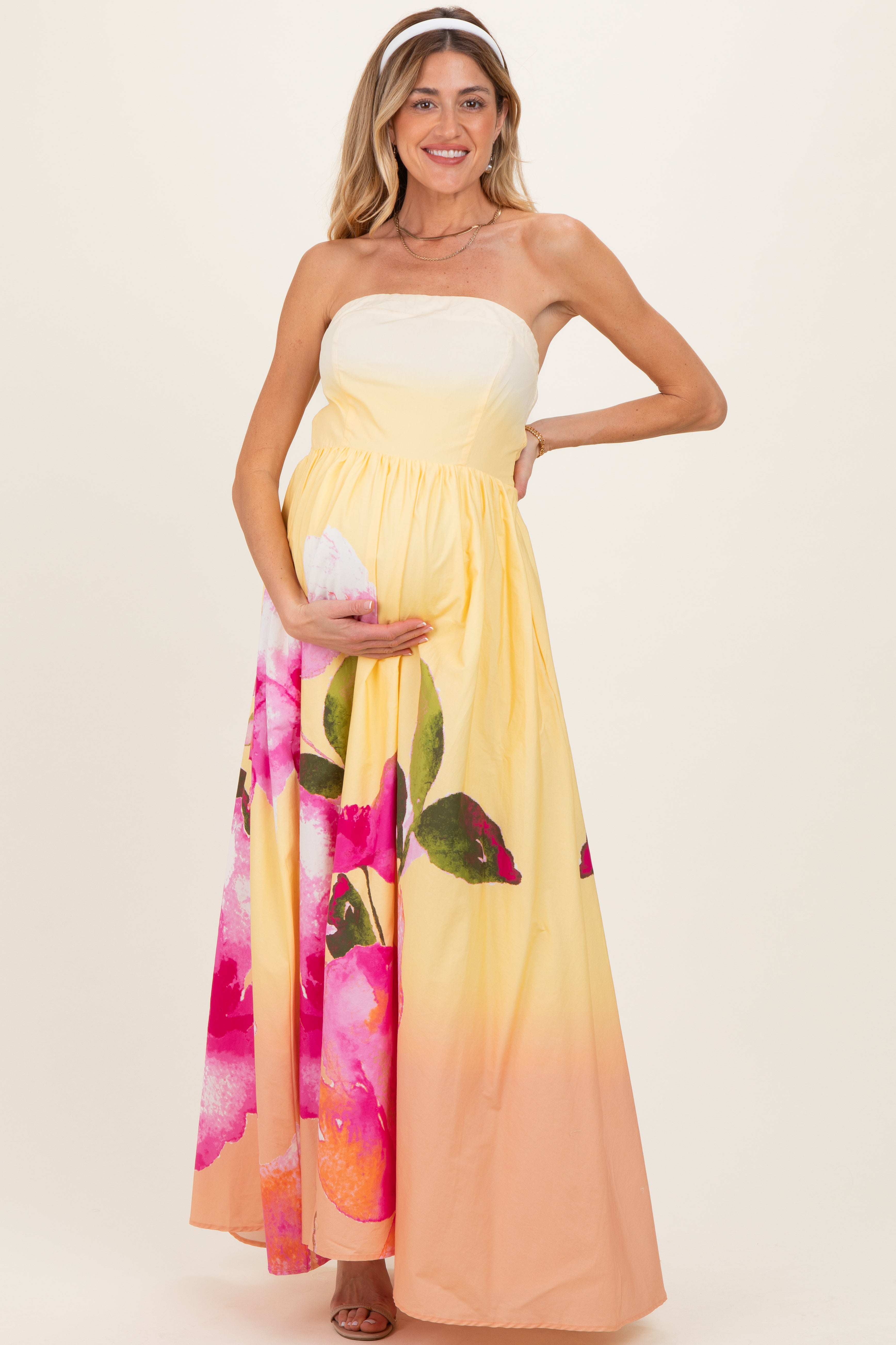 Hellgelbes trägerloses Umstandsmaxikleid mit Blumenmuster