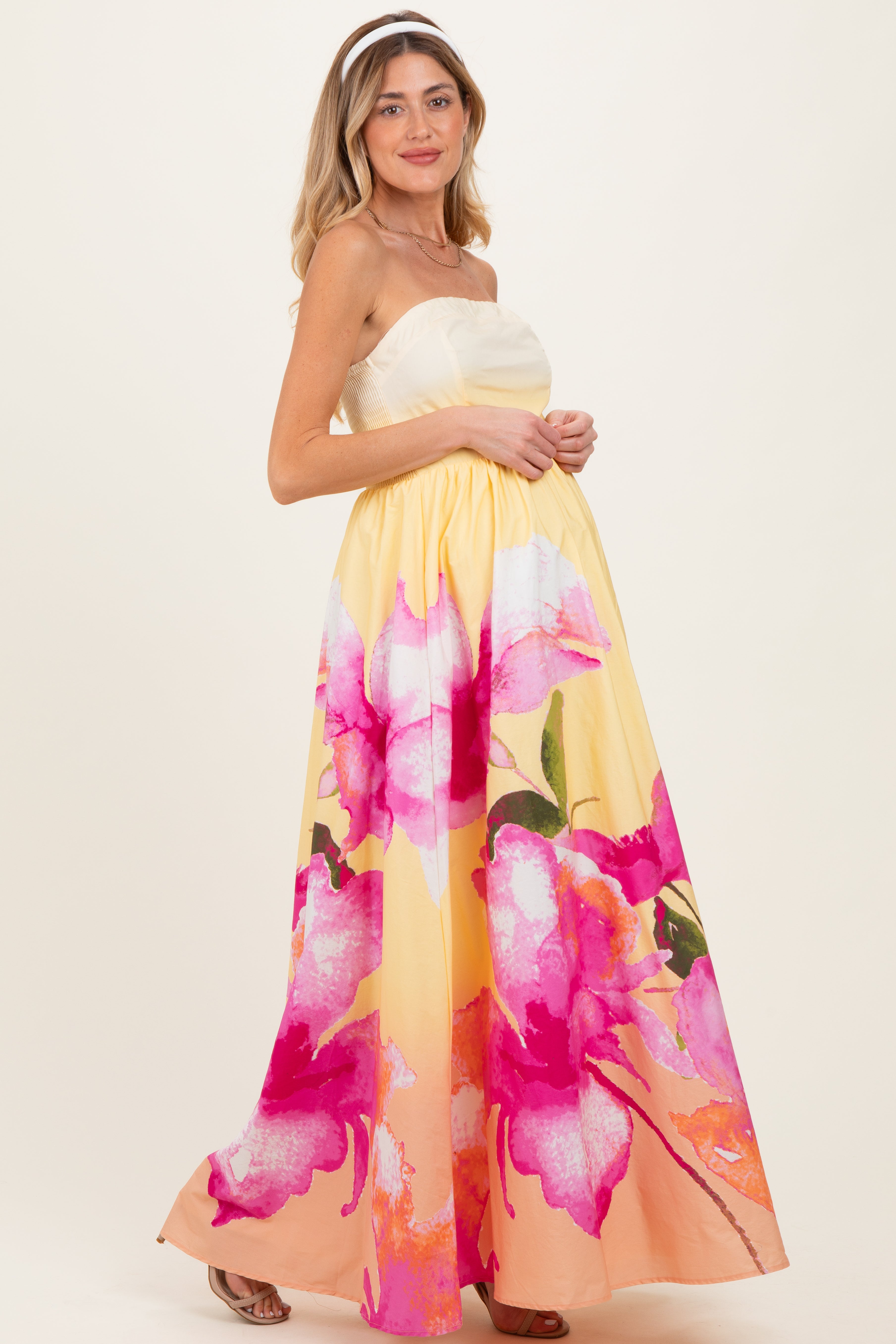 Hellgelbes trägerloses Umstandsmaxikleid mit Blumenmuster