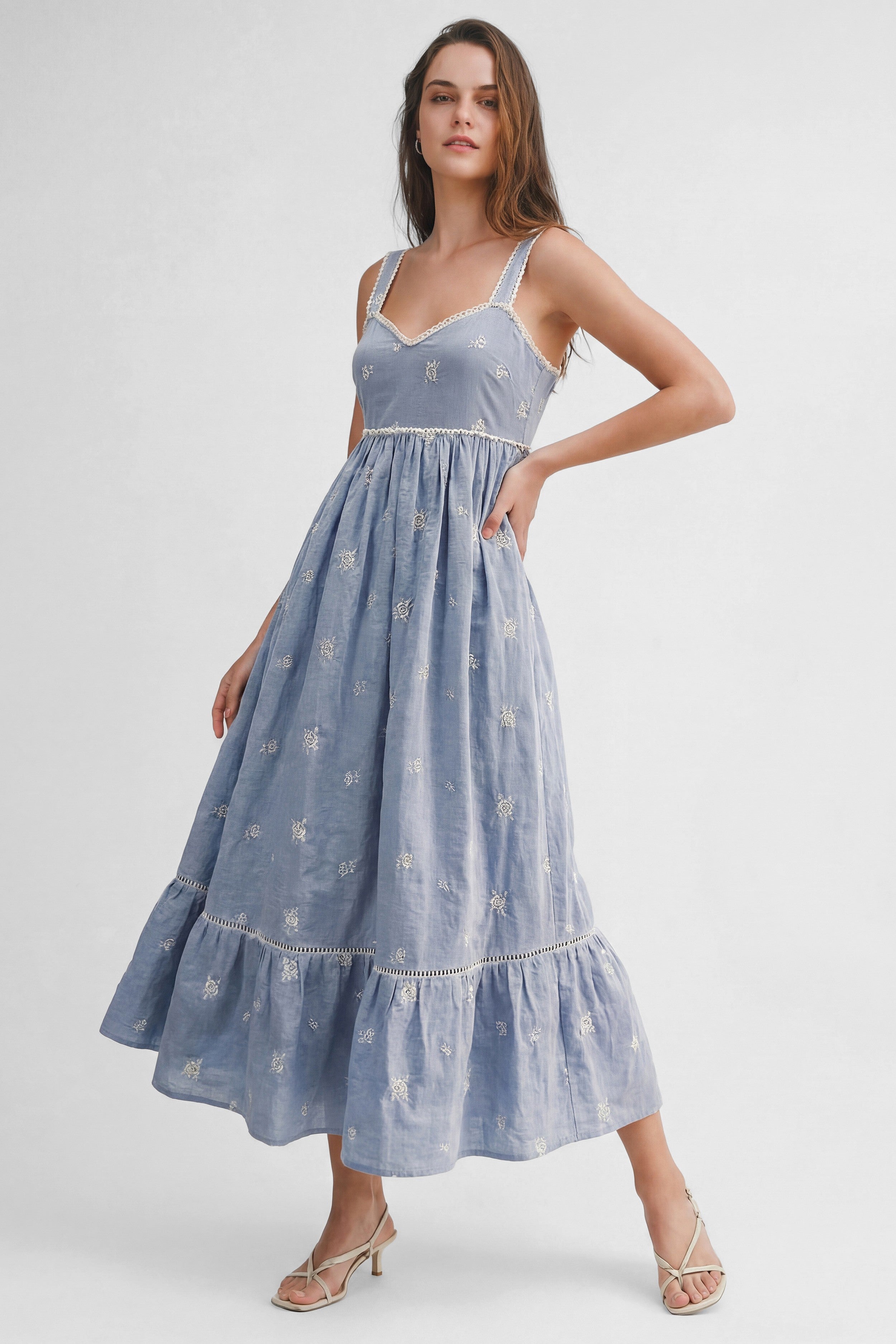 Vintage-Umstands-Midikleid mit Blumenmuster und Smok-Detail in Hellblau