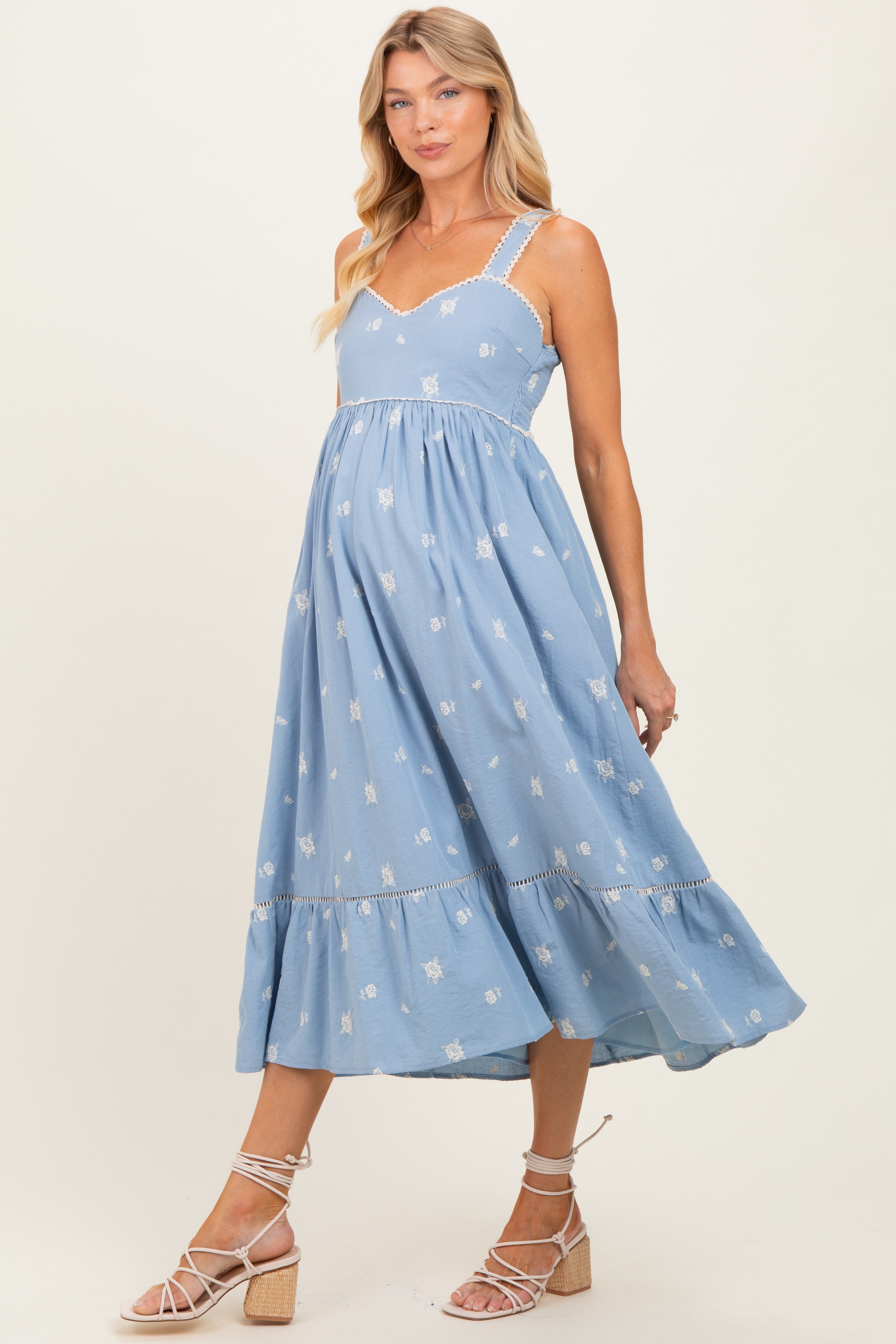 Vintage-Umstands-Midikleid mit Blumenmuster und Smok-Detail in Hellblau