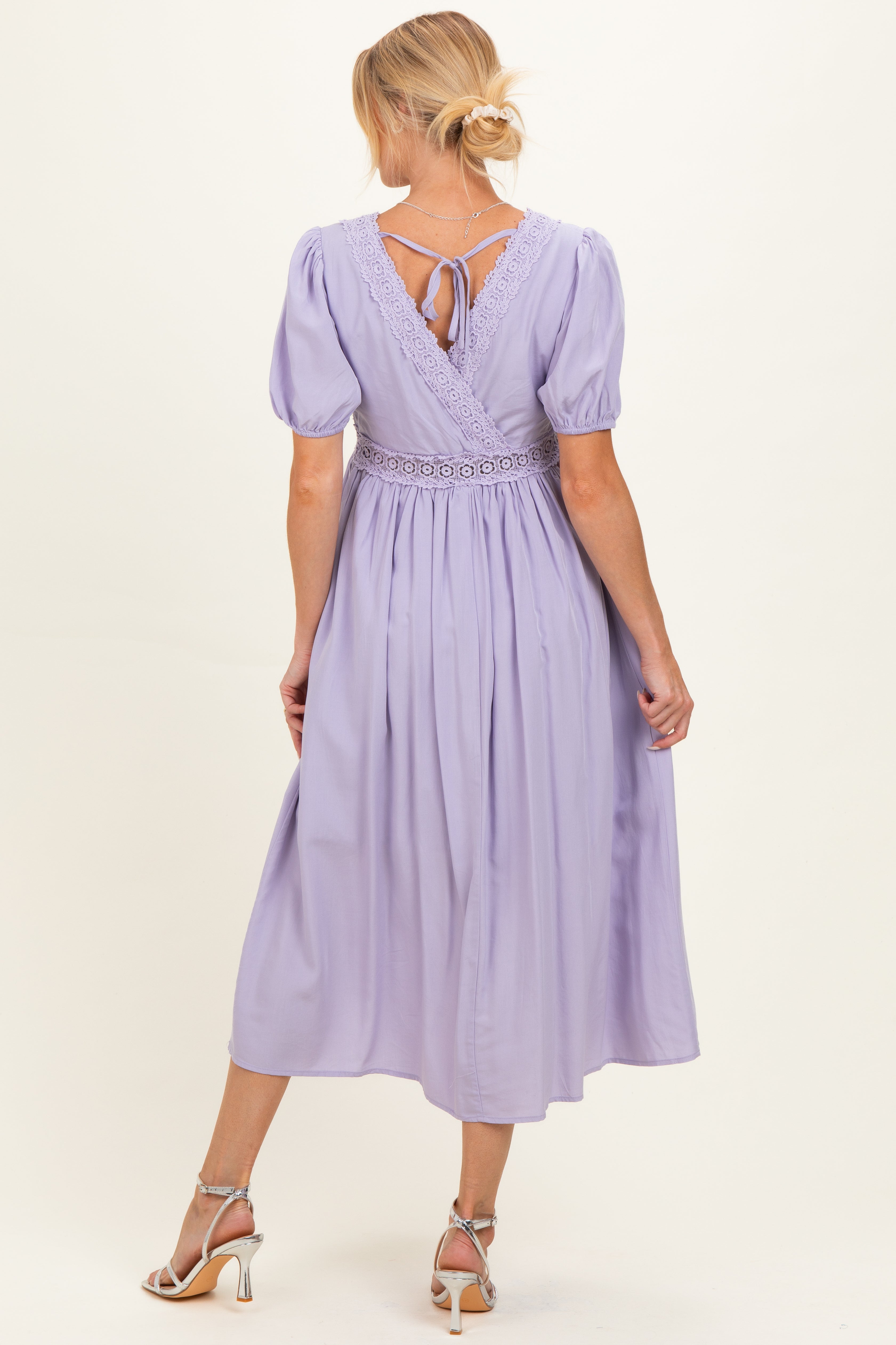 Besticktes Umstands-Midikleid mit Puffärmeln