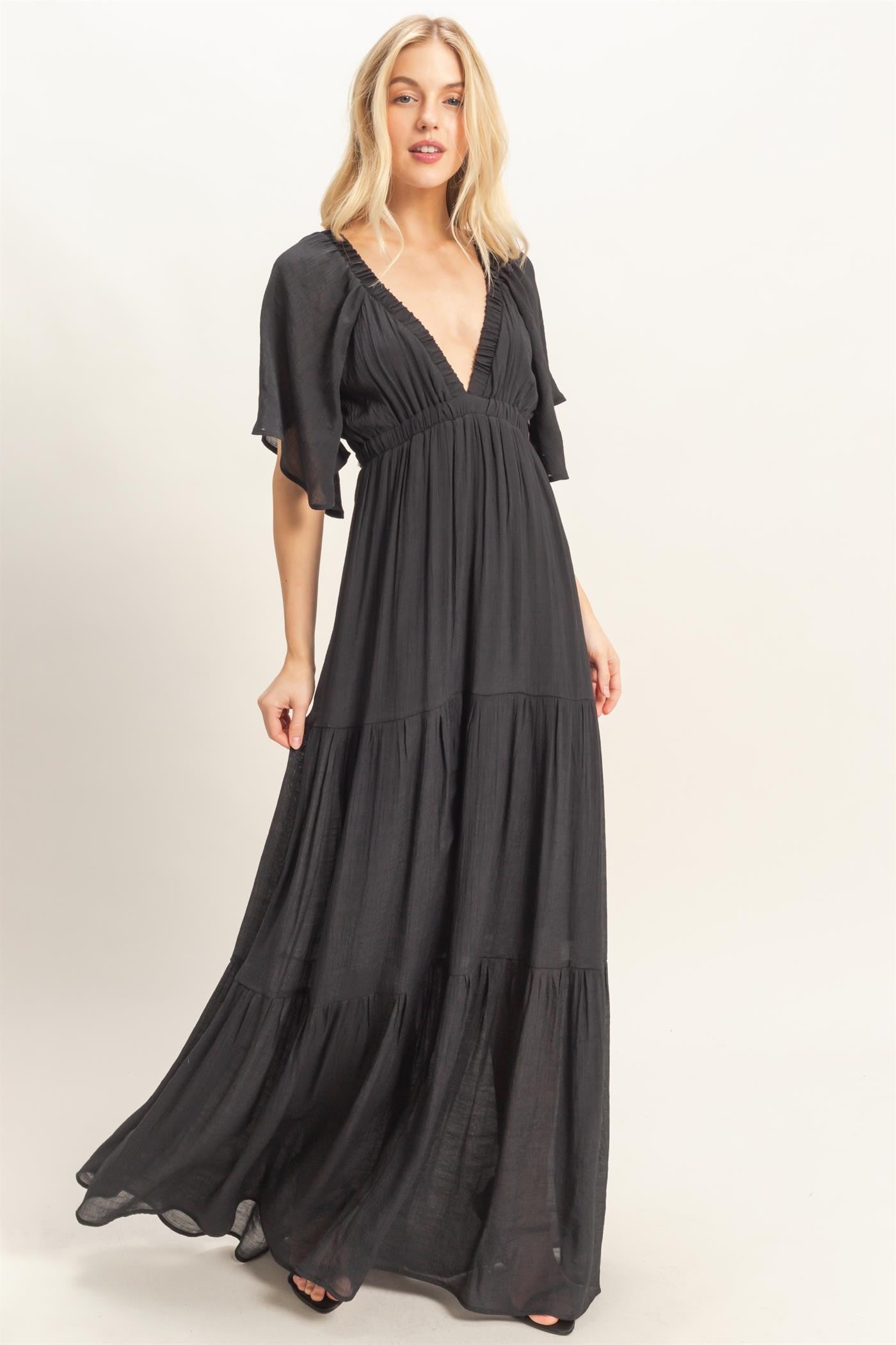 Umstandsmaxikleid mit Flatterärmeln und V-Ausschnitt in Schwarz