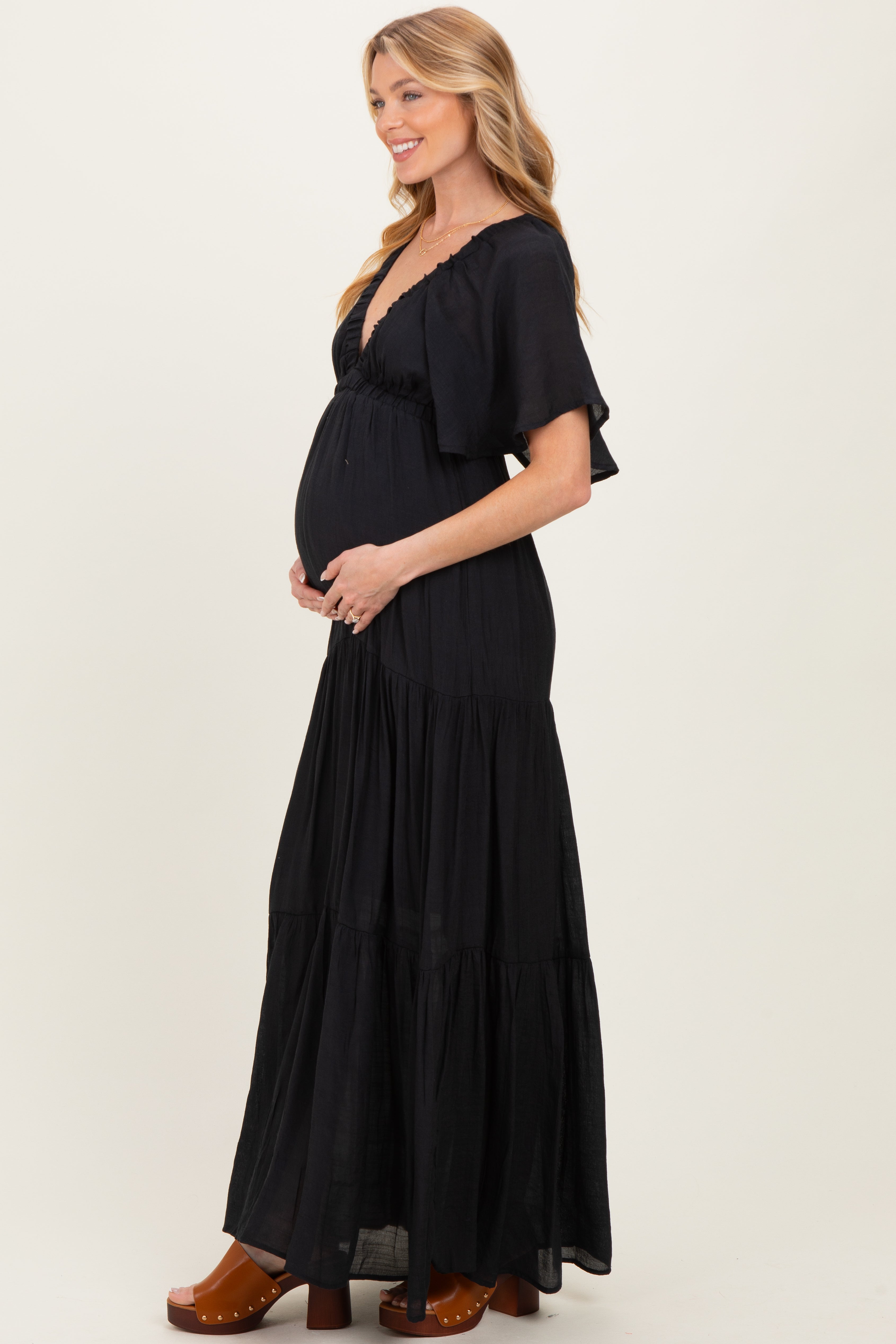 Umstandsmaxikleid mit Flatterärmeln und V-Ausschnitt in Schwarz