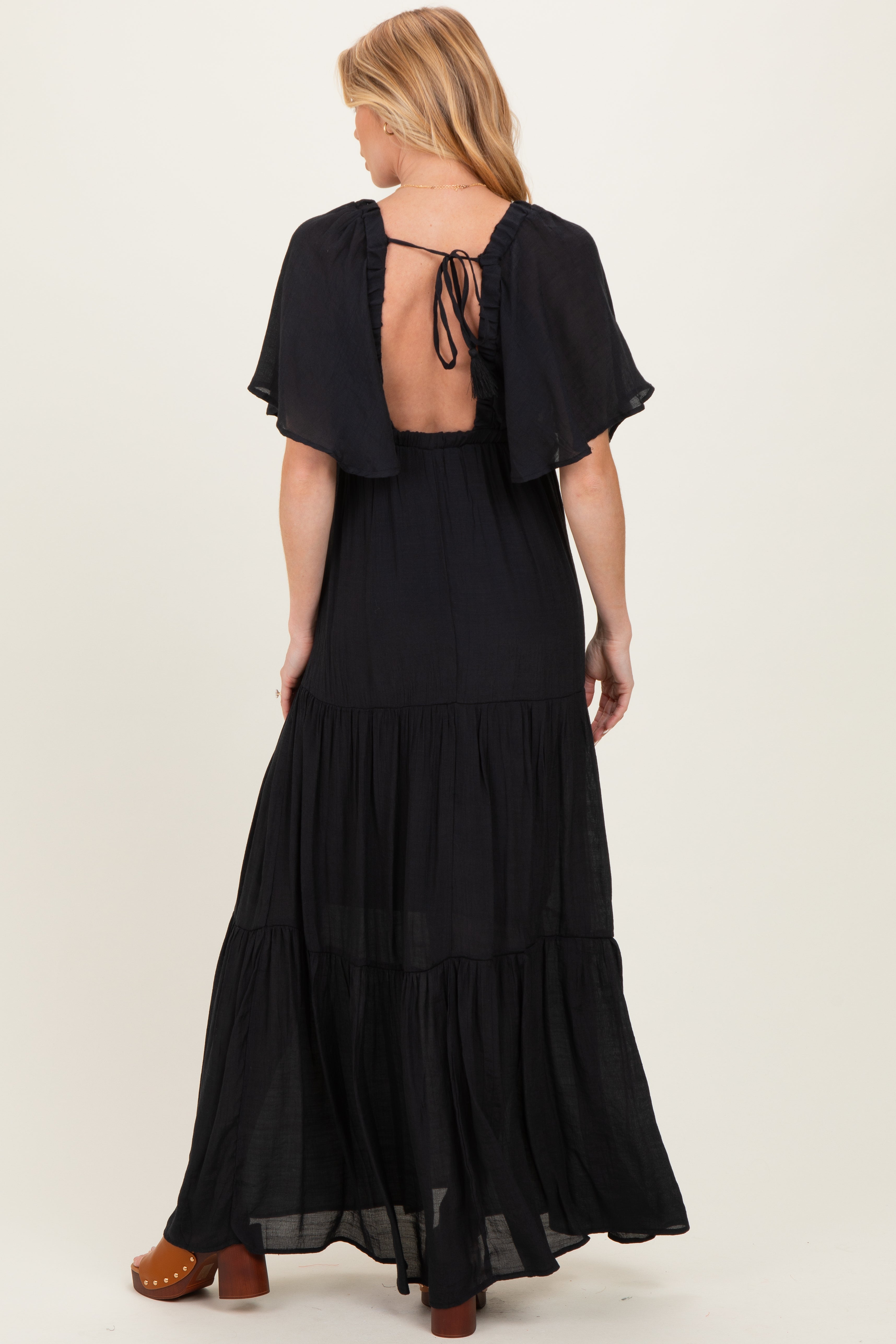 Umstandsmaxikleid mit Flatterärmeln und V-Ausschnitt in Schwarz