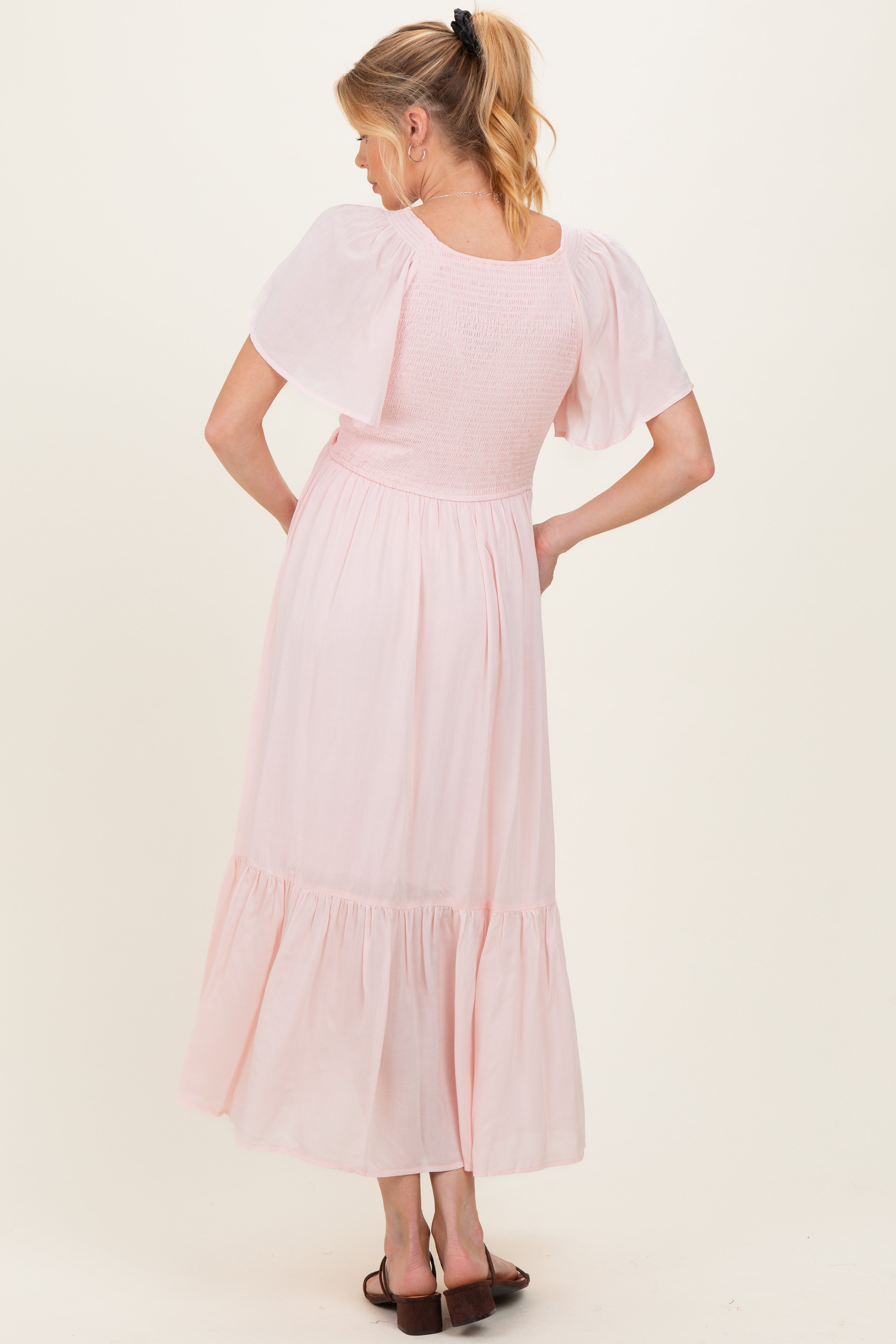 Gesmoktes Umstands-Midikleid in Zartrosa