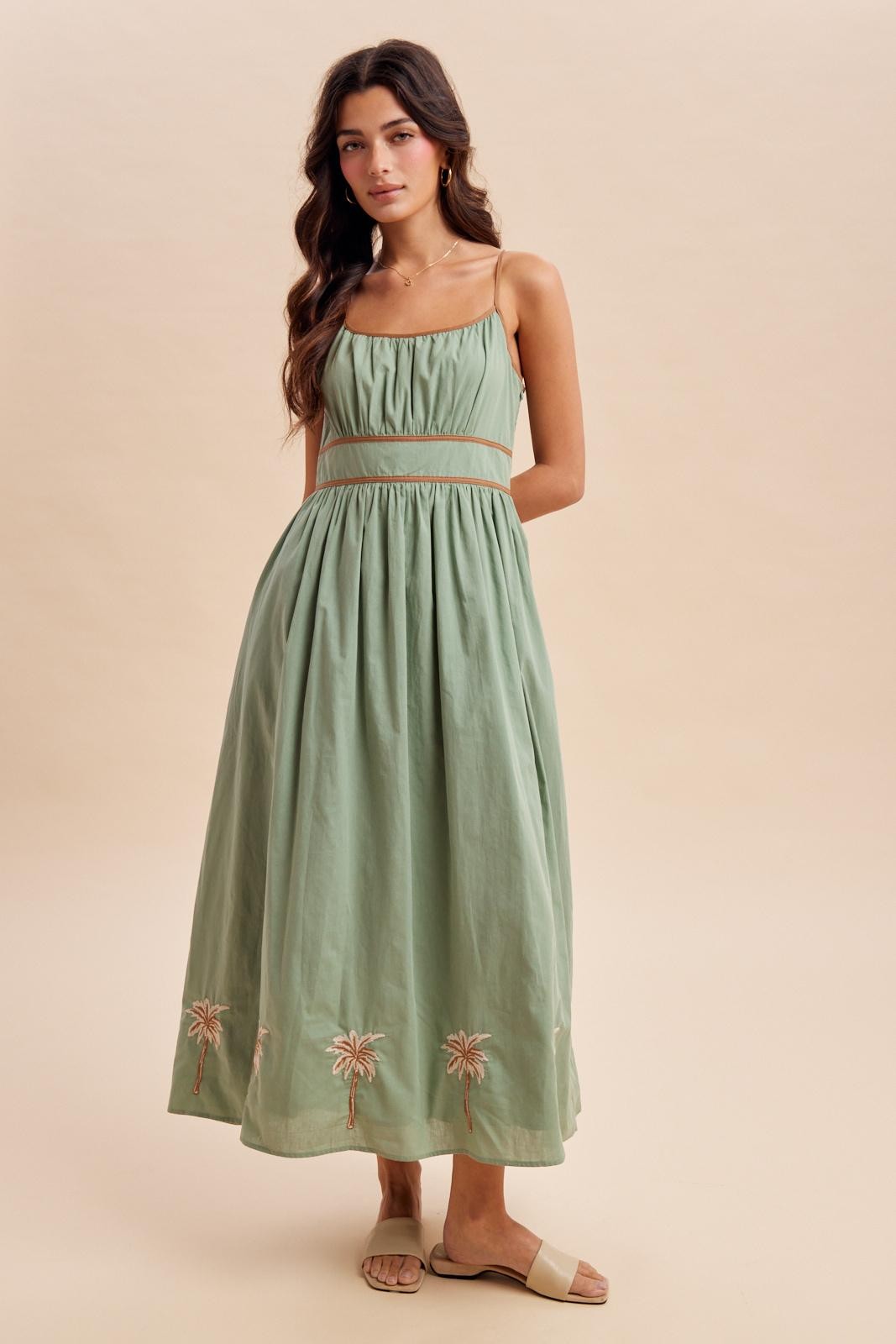 Ärmelloses Umstandsmaxikleid in Salbeigrün mit Stickerei und Kontrast