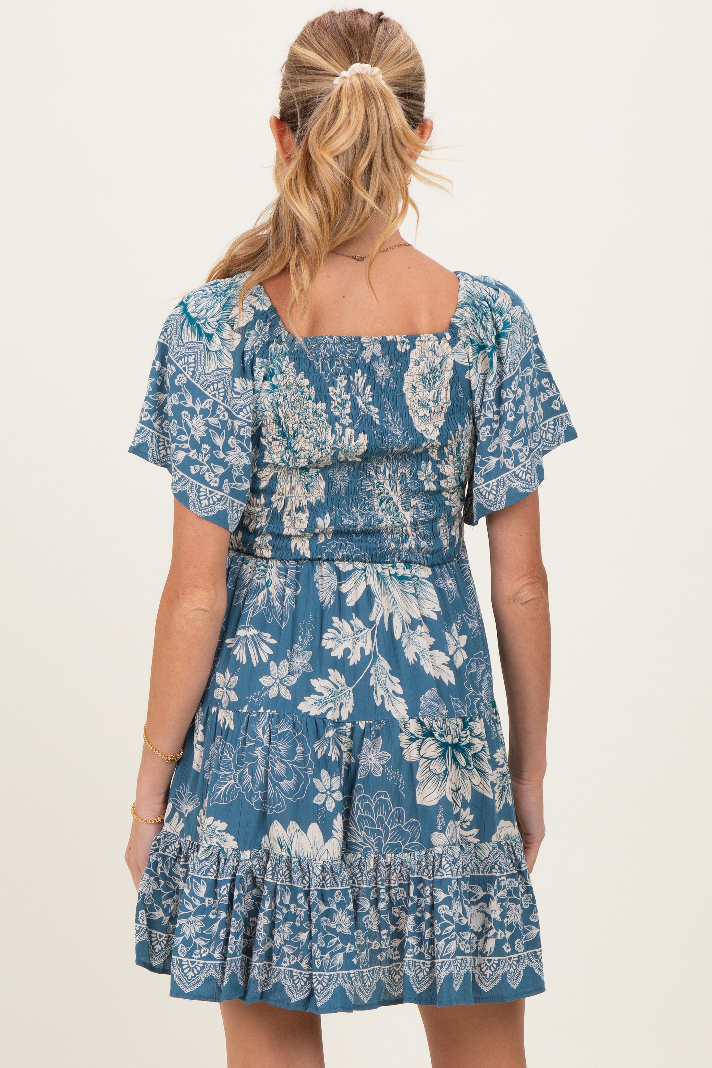 Umstandskleid in Grün mit Blumenprint, Smok-Oberteil und kurzen Ärmeln