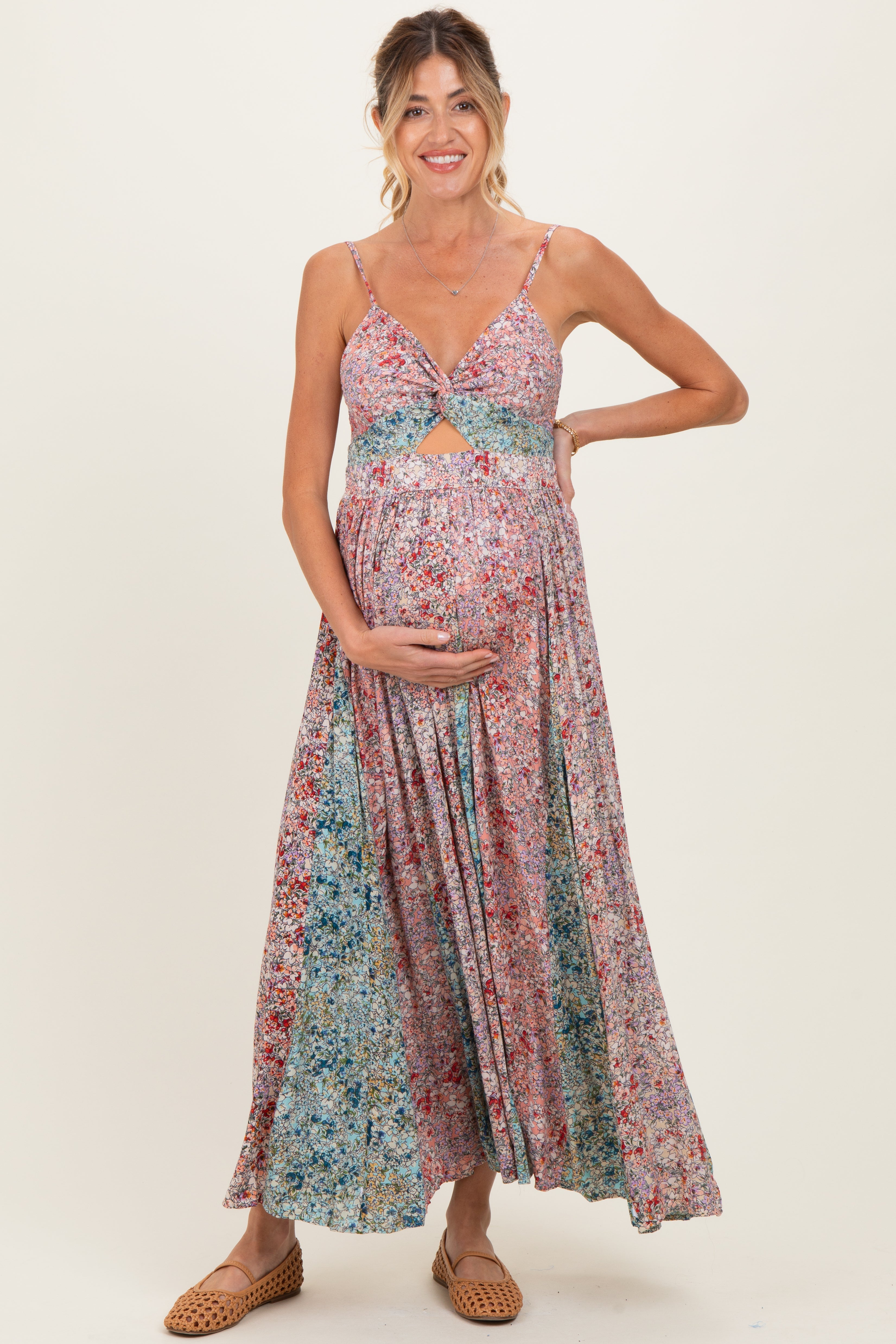 Umstands-Maxikleid mit V-Ausschnitt, Twist-Front und Cut-out