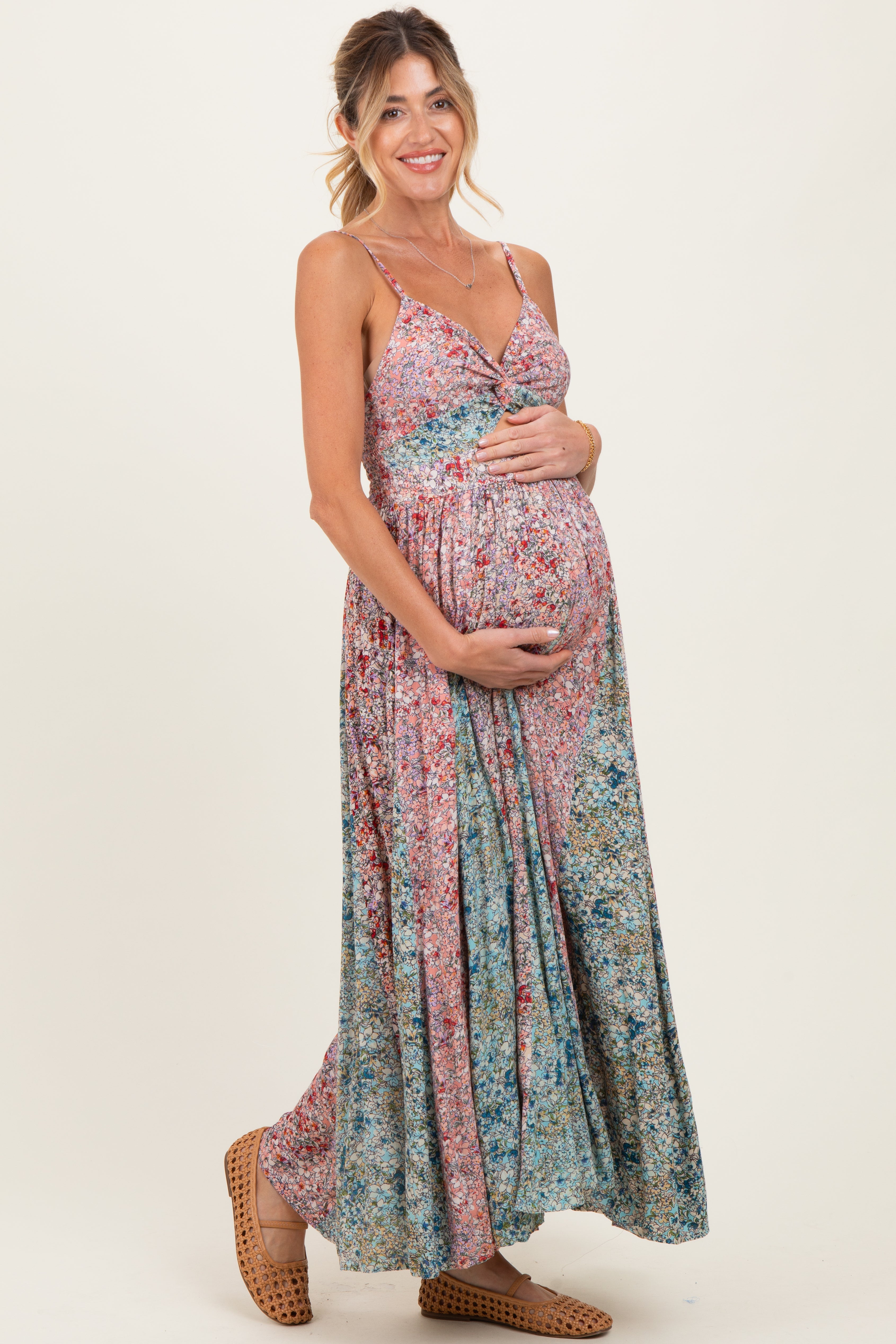 Umstands-Maxikleid mit V-Ausschnitt, Twist-Front und Cut-out