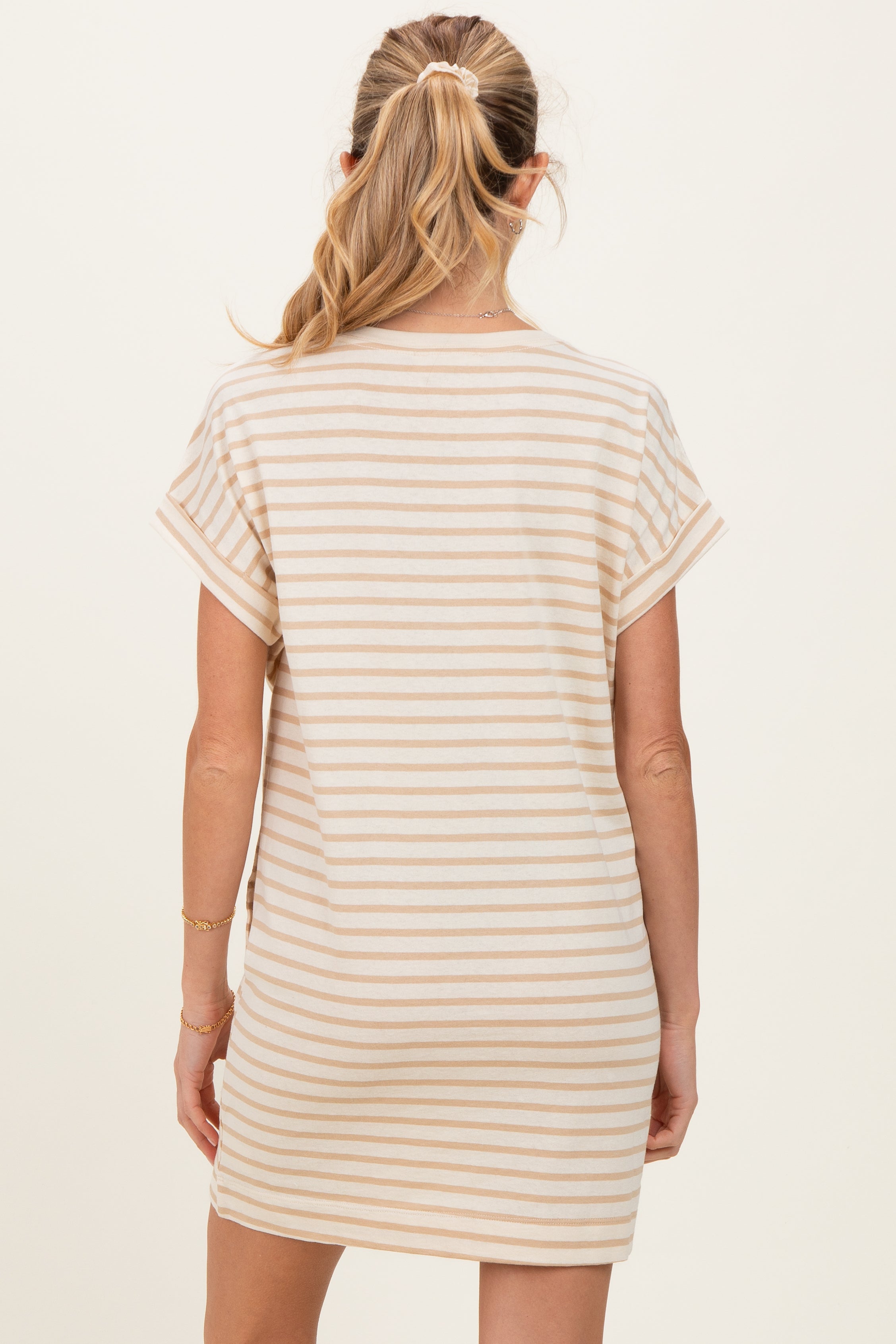 Gestreiftes Umstands-T-Shirt-Minikleid in Taupe