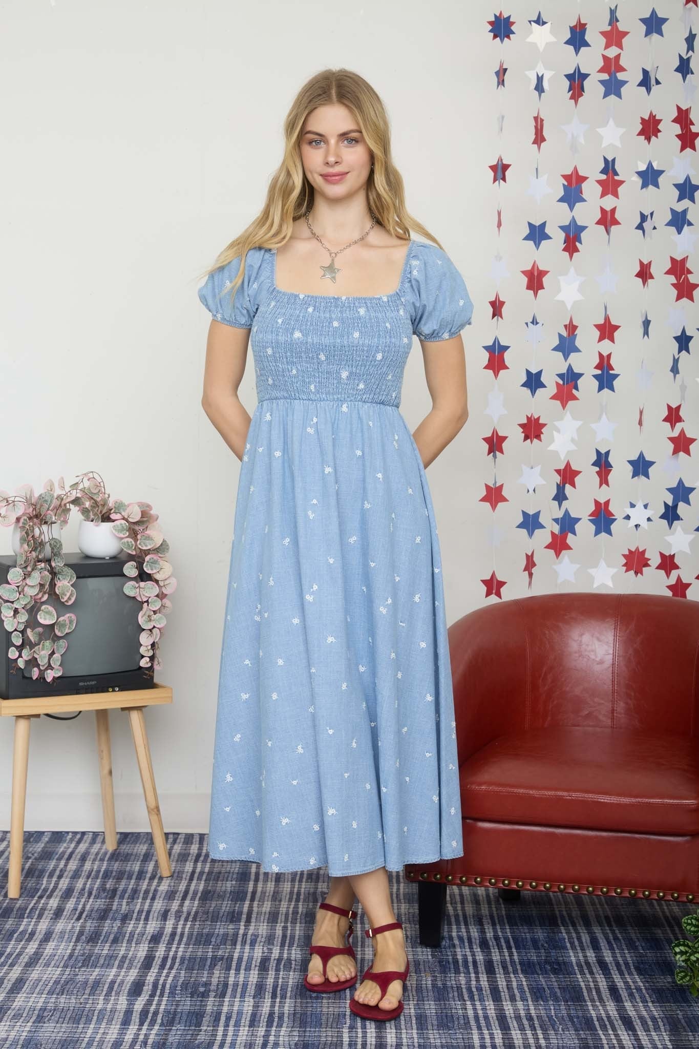 Umstands-Midikleid aus Chambray mit Stickerei und Smok-Detail