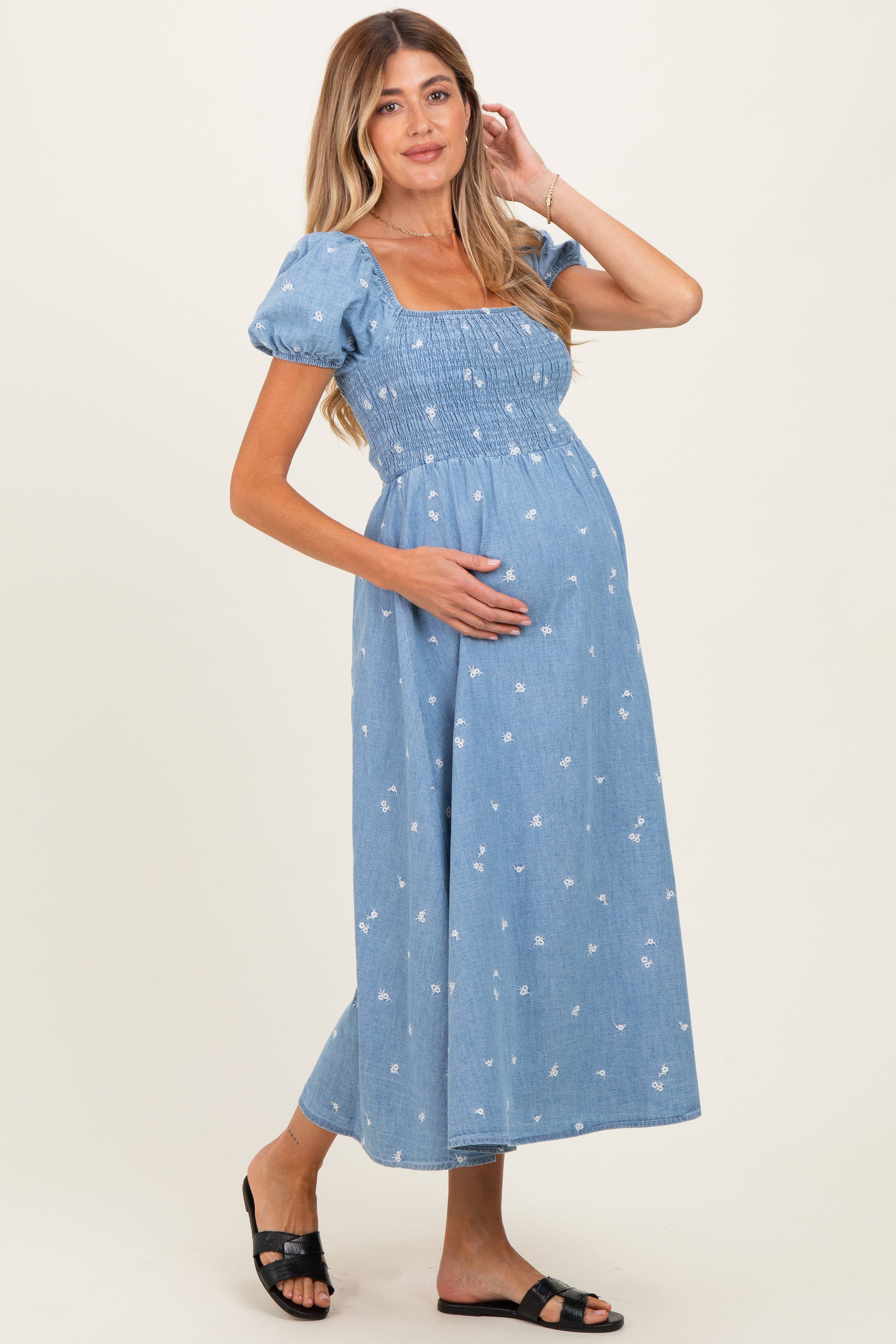 Umstands-Midikleid aus Chambray mit Stickerei und Smok-Detail