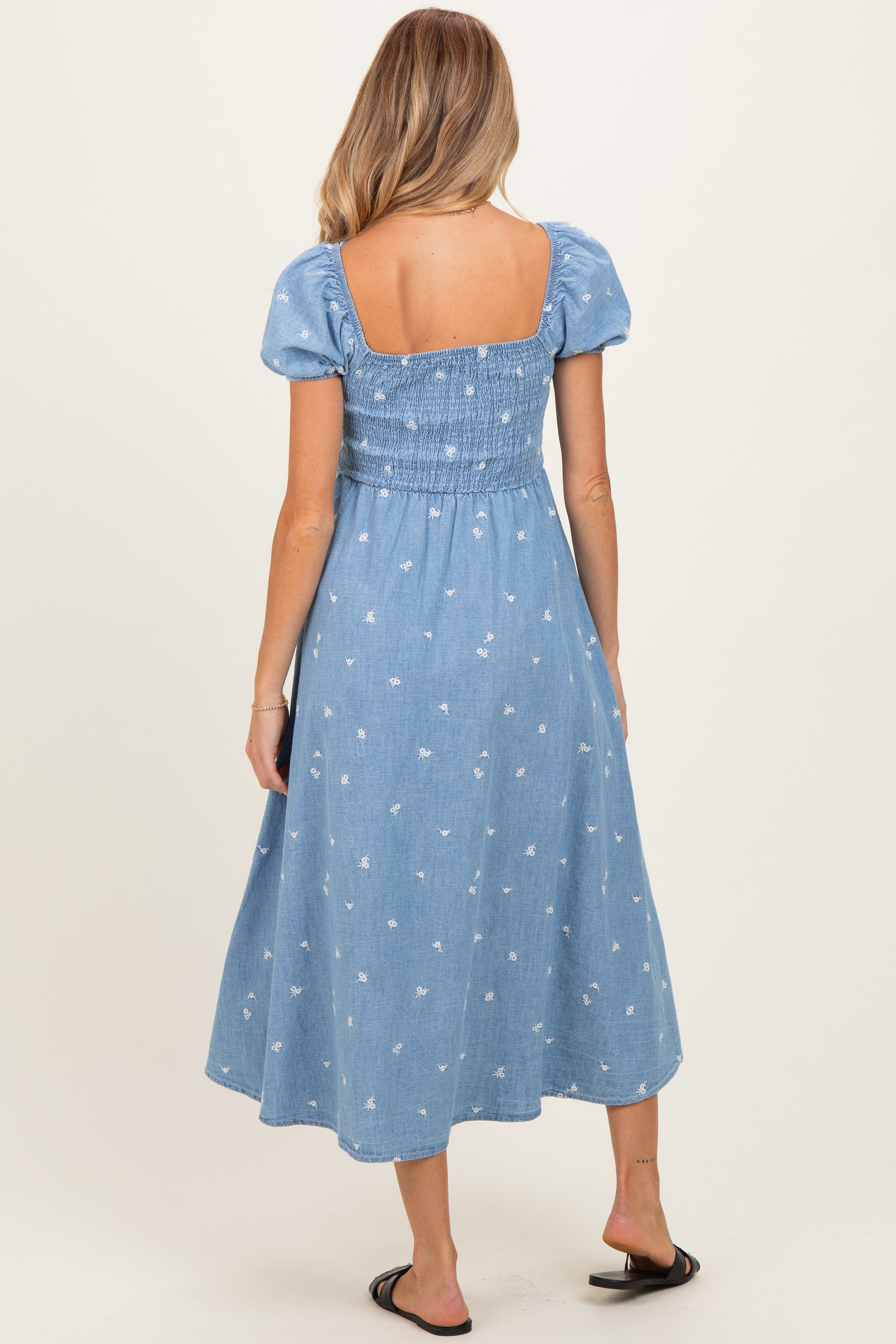Umstands-Midikleid aus Chambray mit Stickerei und Smok-Detail
