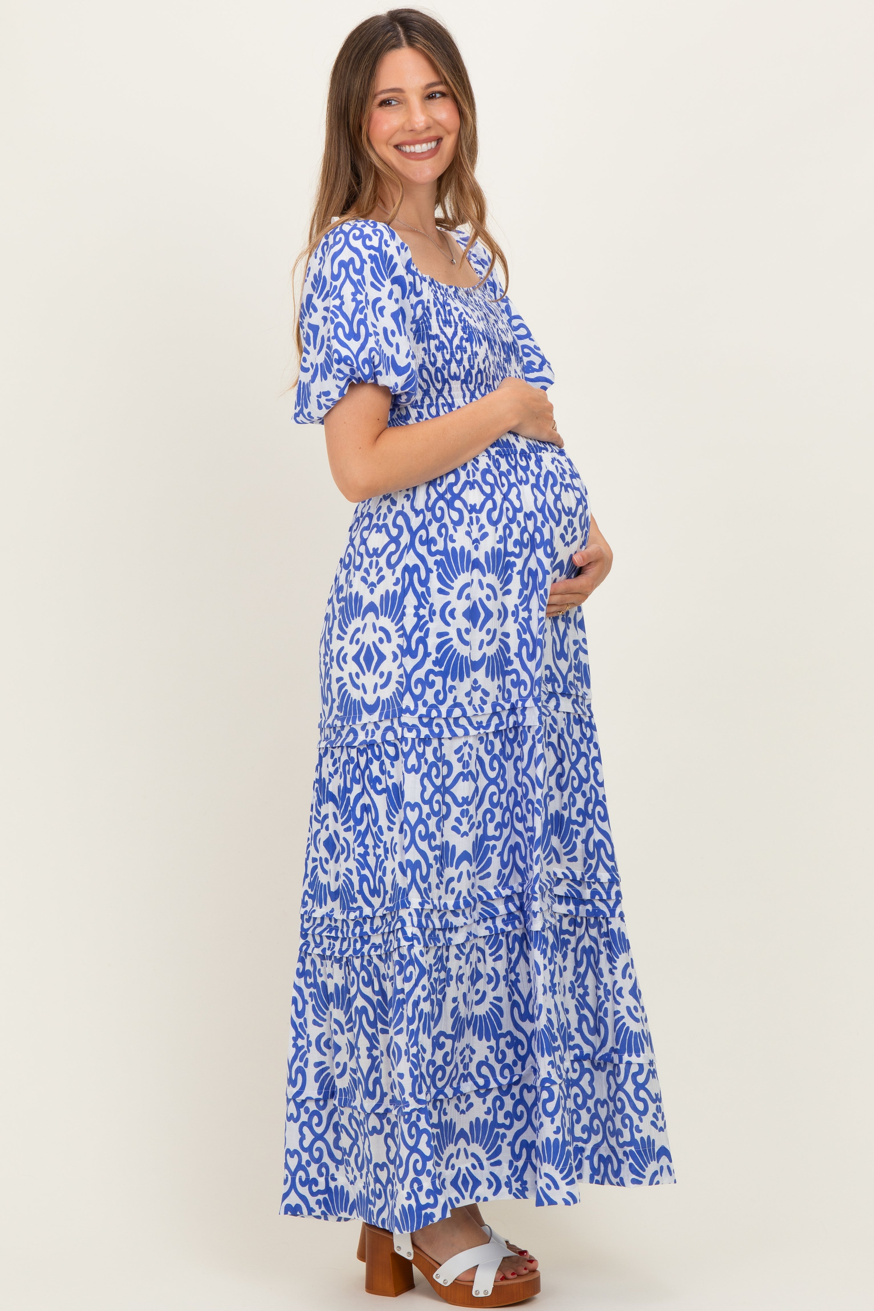Gesmoktes Umstandsmaxikleid mit Print und Puffärmeln in Königsblau