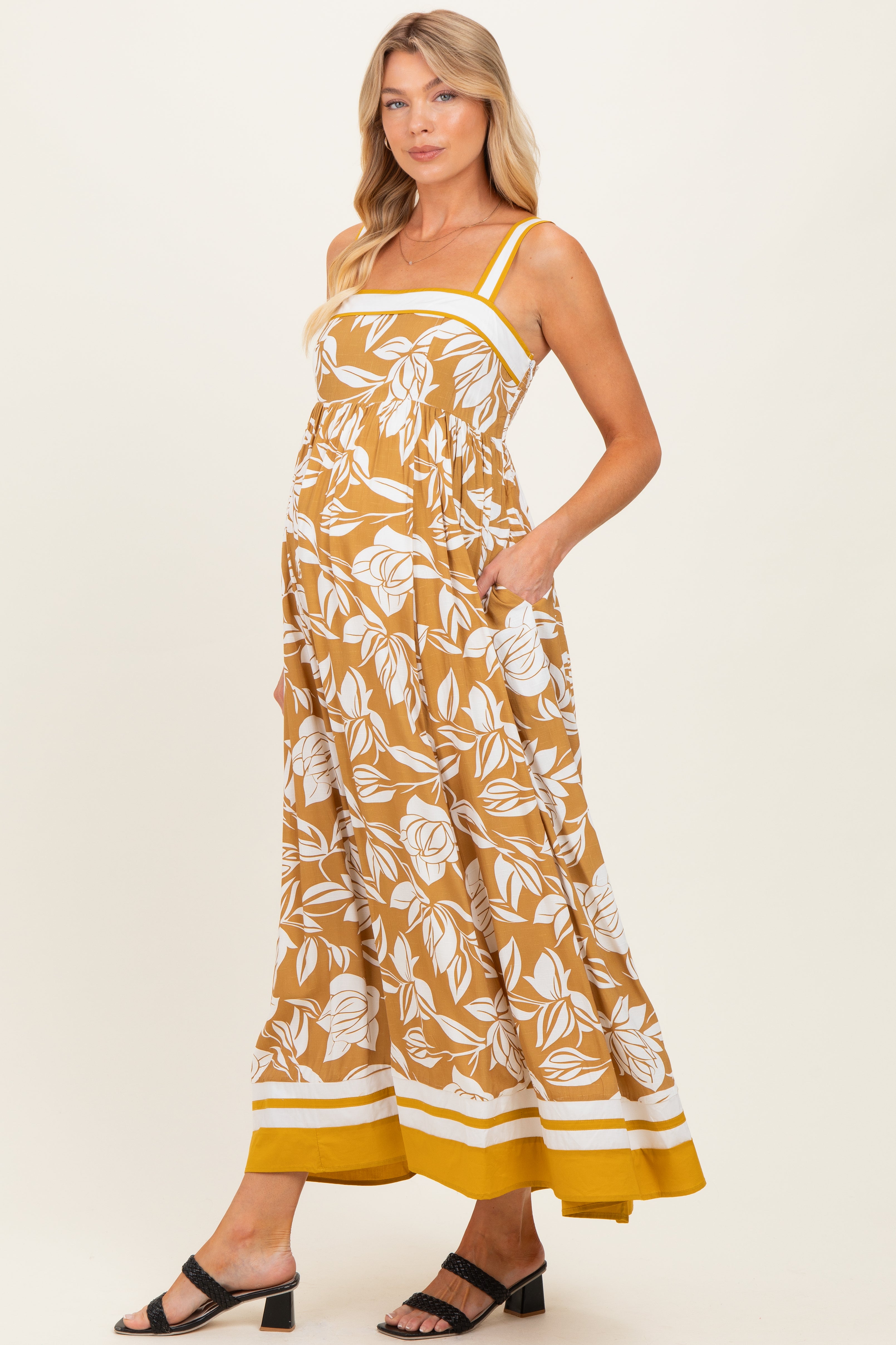 Ärmelloses florales Umstands-Maxikleid in Goldgelb