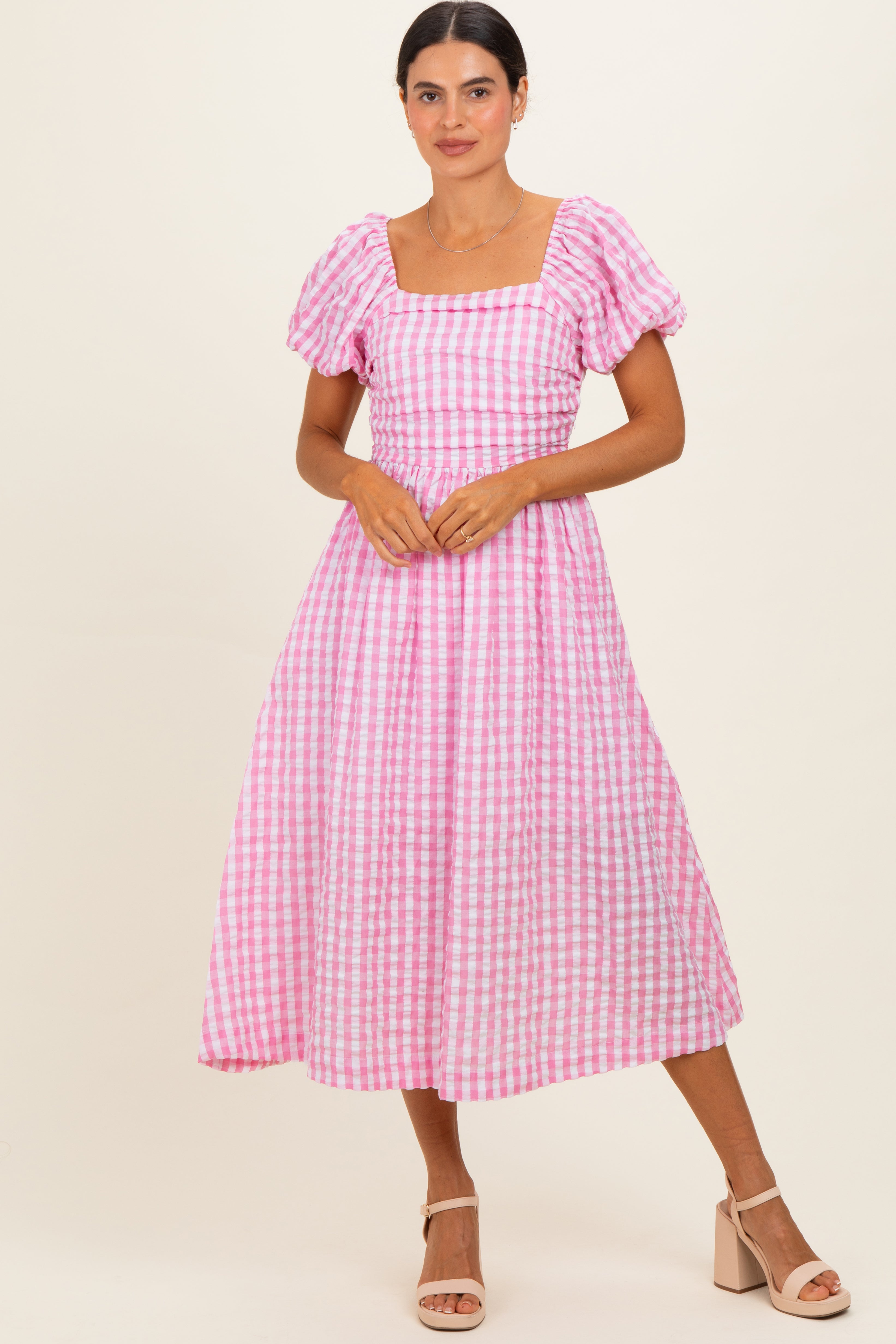 Rosa Umstands-Midikleid mit Vichy-Karo und Puffärmeln