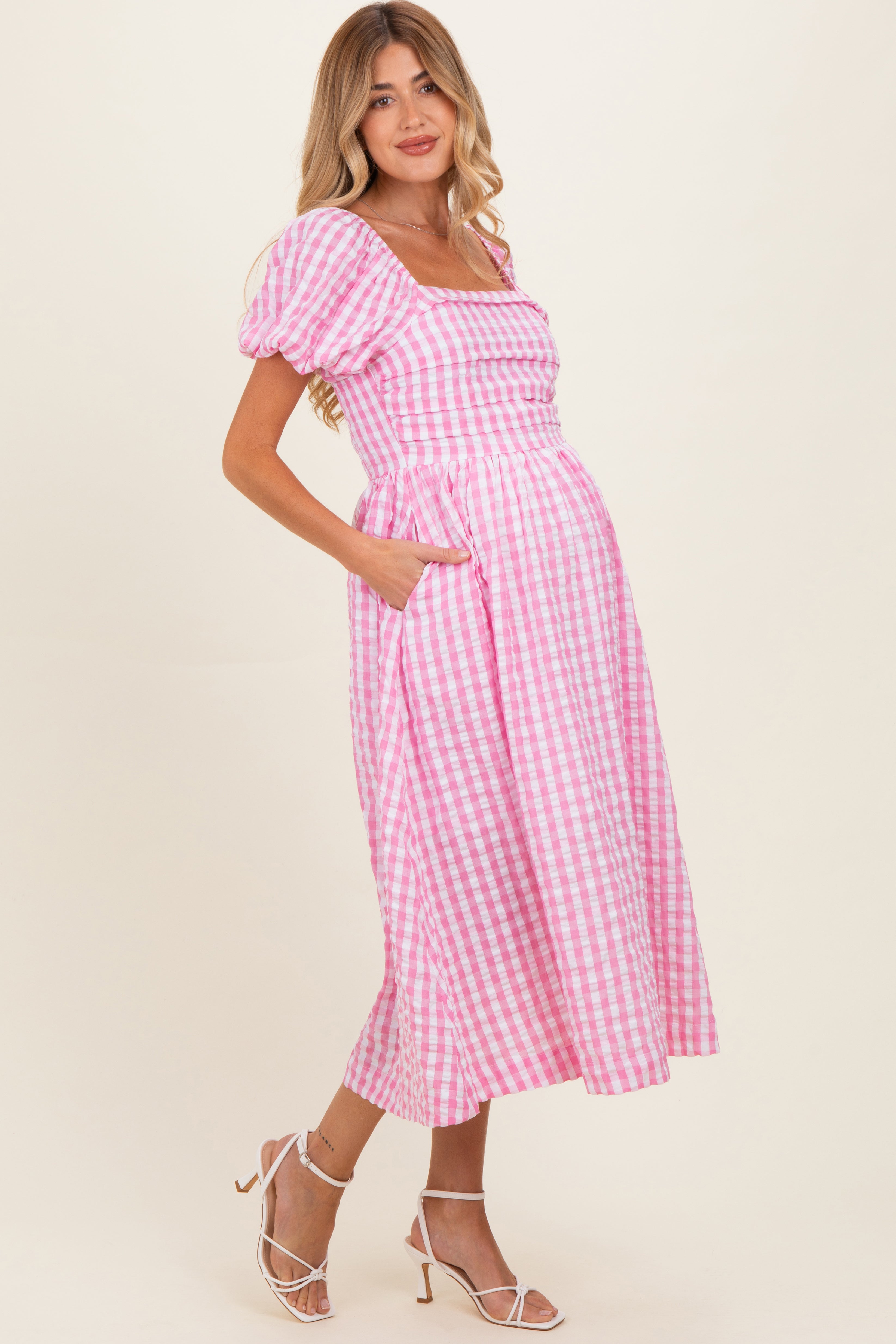 Rosa Umstands-Midikleid mit Vichy-Karo und Puffärmeln