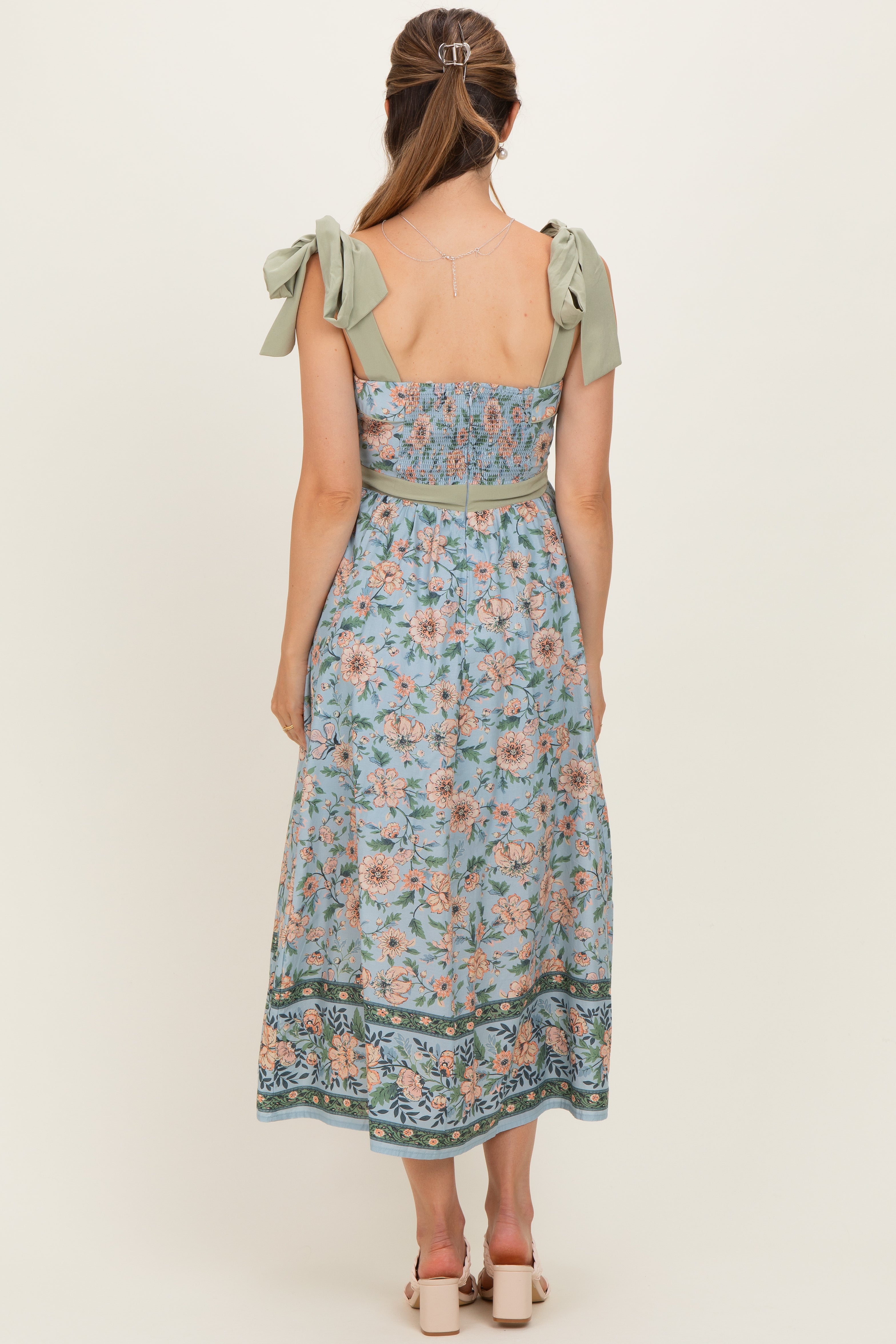 Florales Umstands-Midikleid mit Knopfleiste und Schulterbindern in Staubblau
