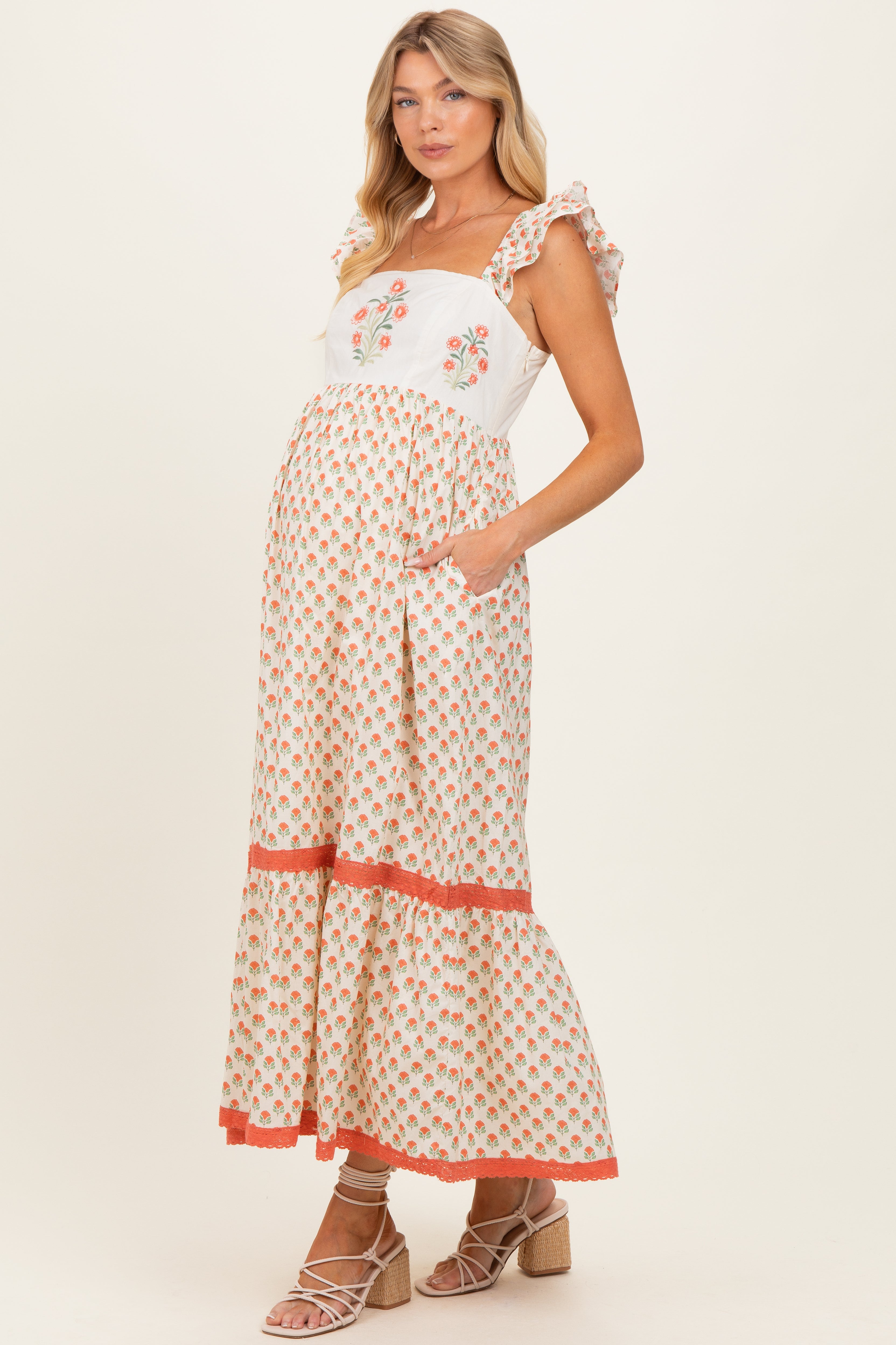 Florales besticktes Umstands-Maxikleid in Koralle
