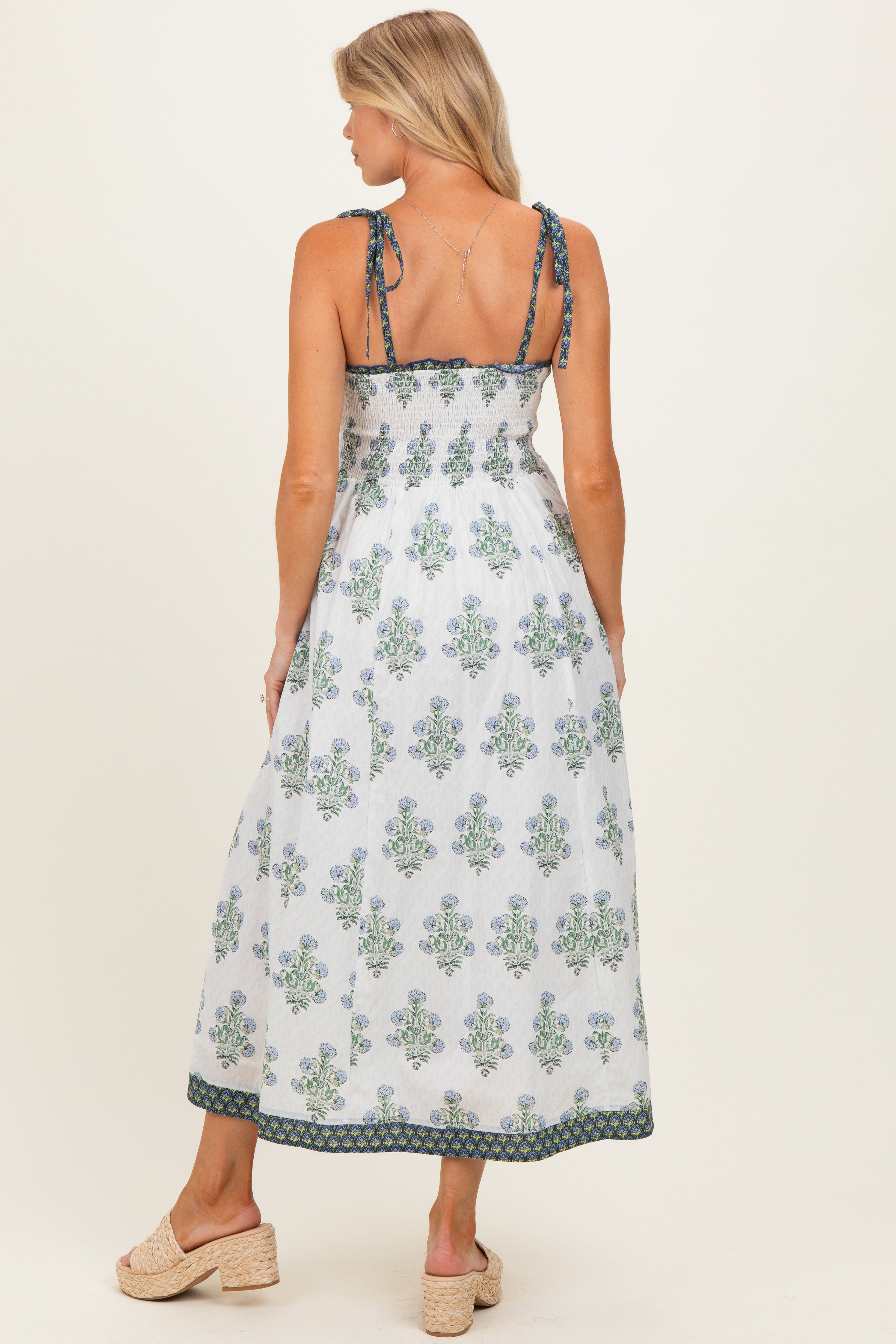 Florales Umstands-Maxikleid mit Smok-Detail und Schulterbändern in Cremeweiß