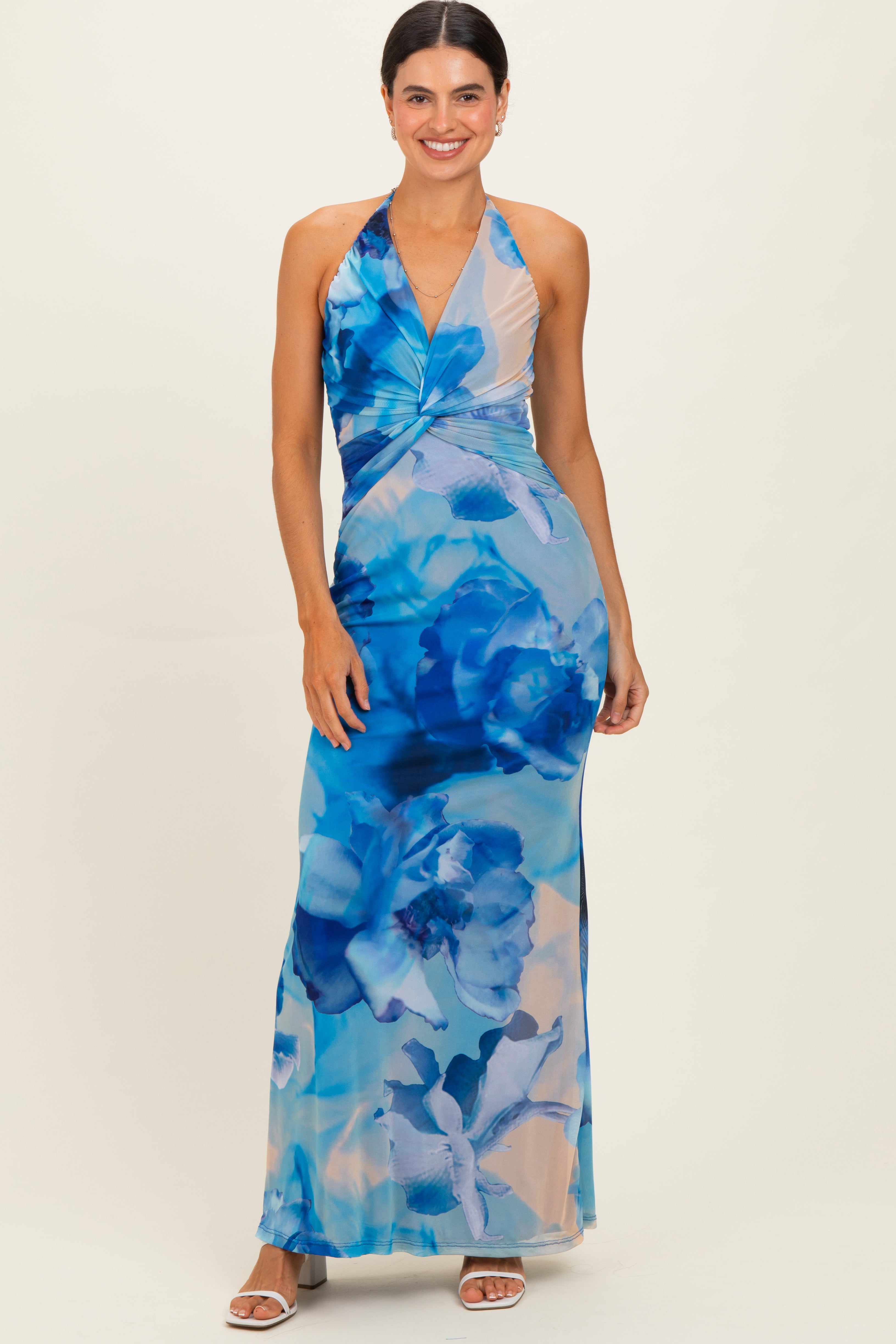 Blaues florales Umstands-Maxikleid mit Neckholder aus Mesh