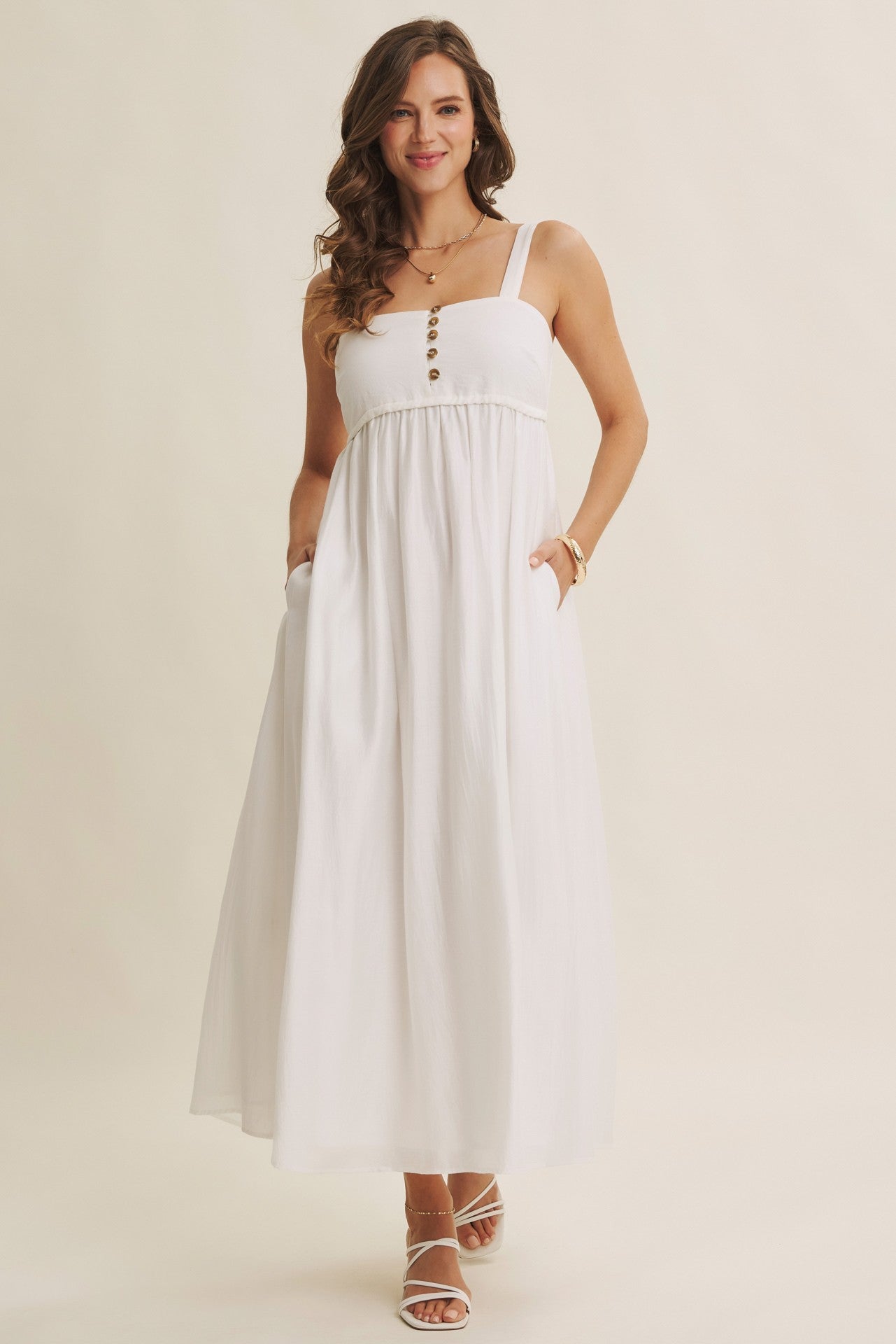 Elfenbeinfarbenes Umstands-Maxikleid mit eckigem Ausschnitt und Empire-Taille