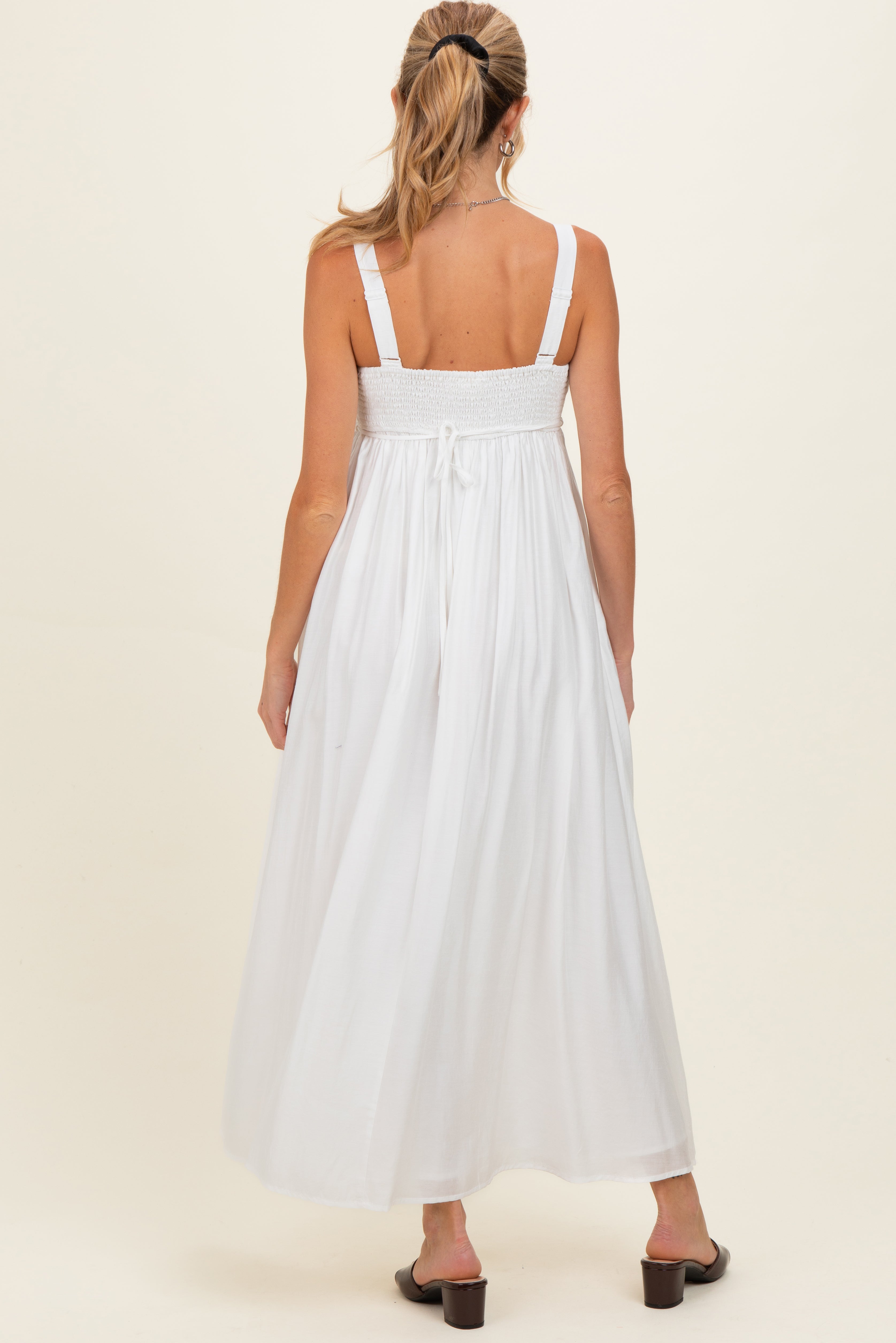 Elfenbeinfarbenes Umstands-Maxikleid mit eckigem Ausschnitt und Empire-Taille
