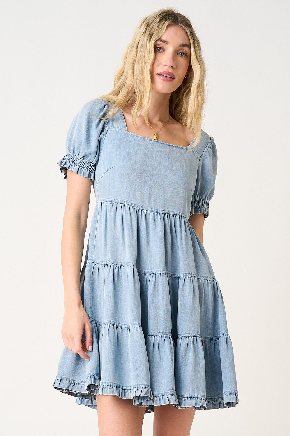 Gestuftes Babydoll-Umstands-Minikleid aus gewaschenem Chambray in Hellblau