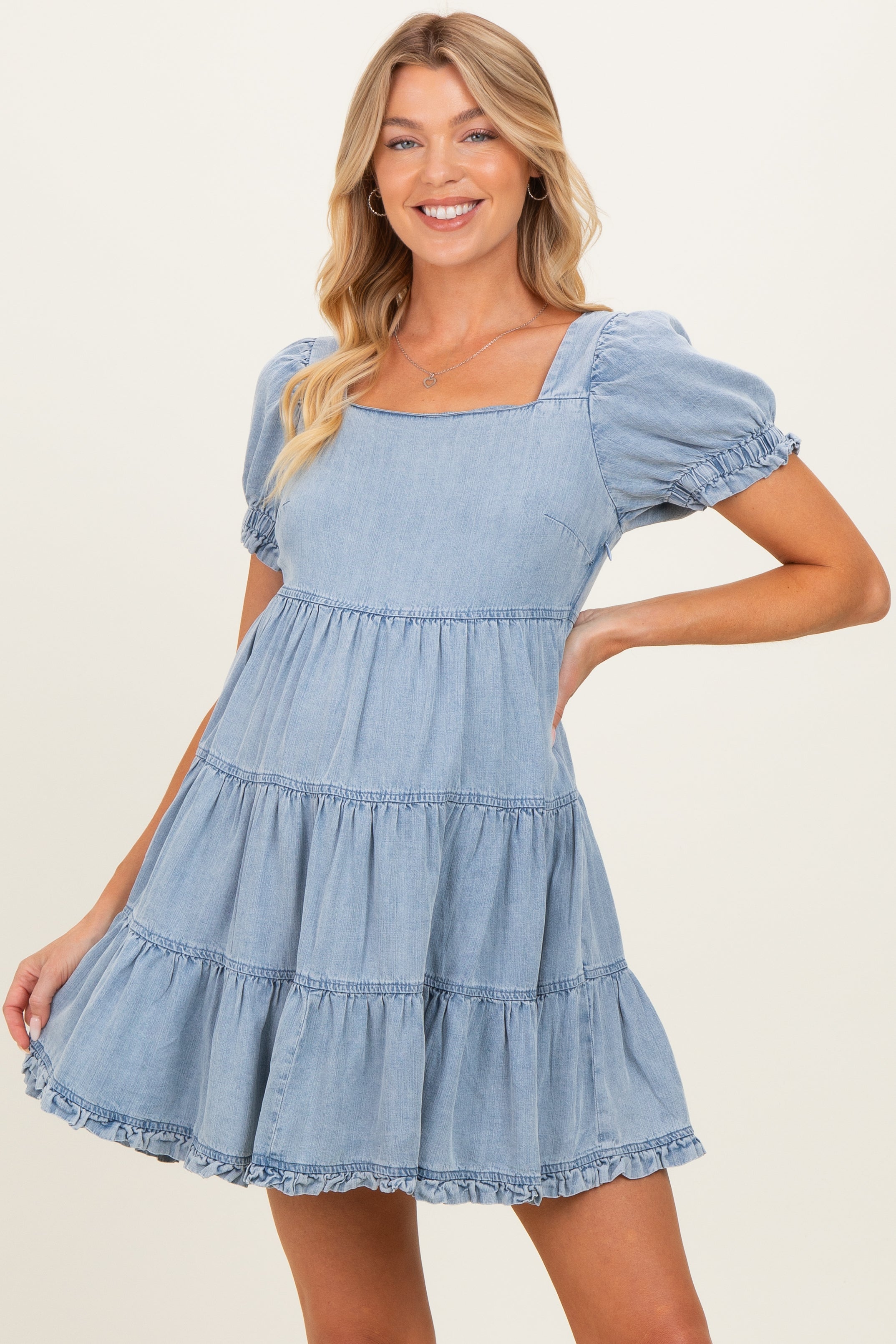 Gestuftes Babydoll-Umstands-Minikleid aus gewaschenem Chambray in Hellblau