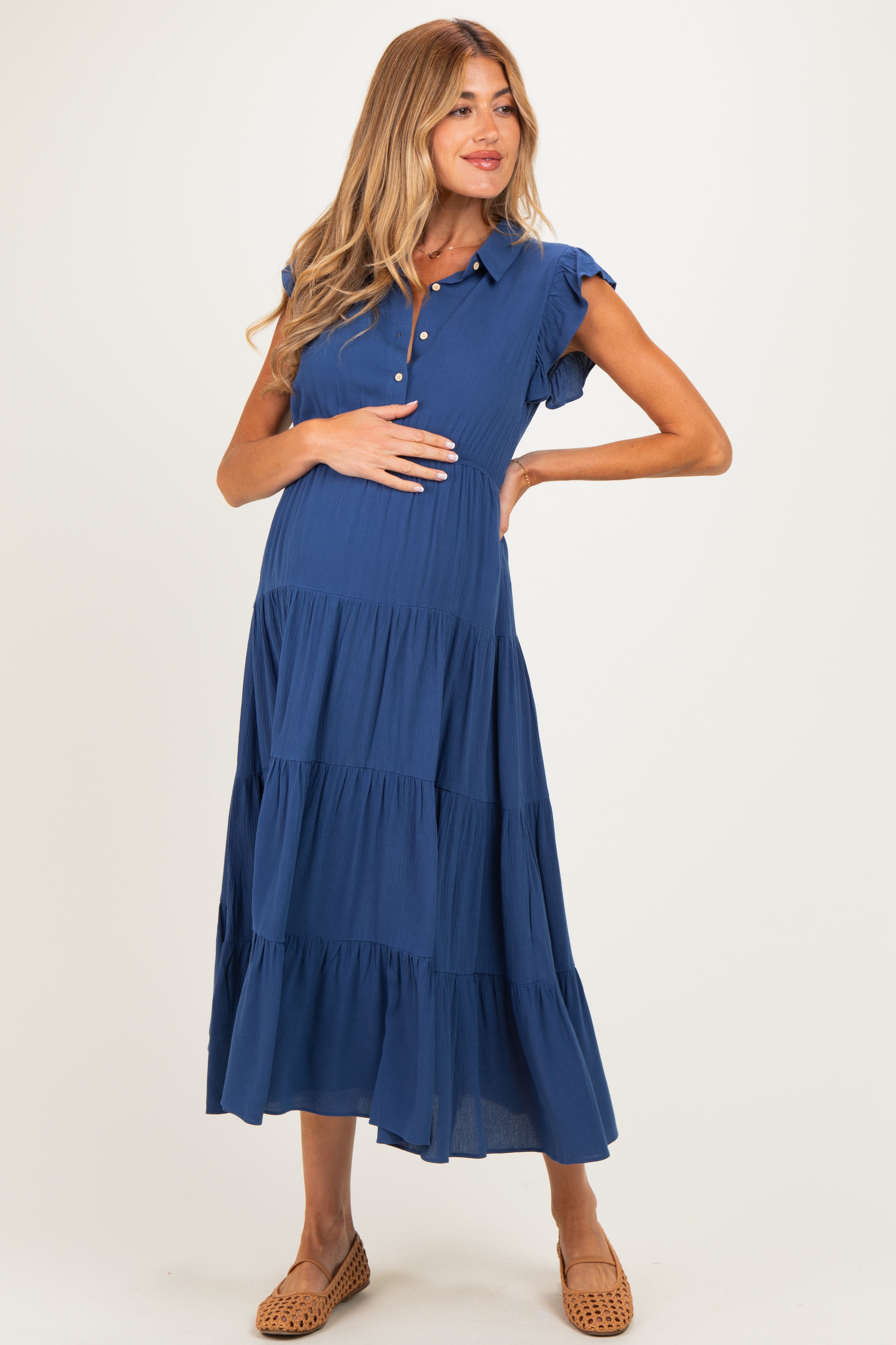 Umstands-Maxikleid mit Knopfleiste, Rüschenärmeln und Stufenrock