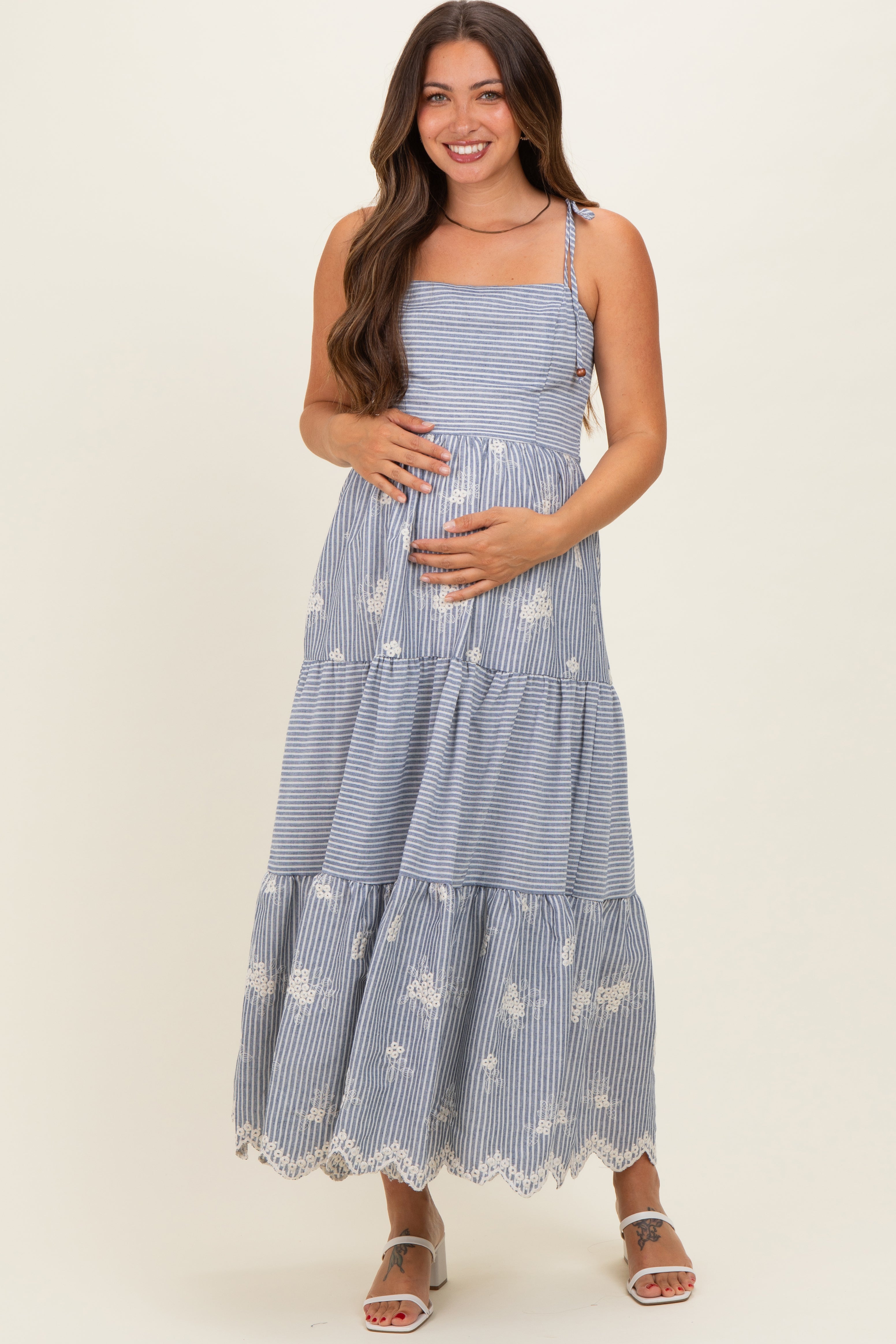 Marineblaues gestreiftes Umstands-Midikleid mit Stickerei und Schulterbändern