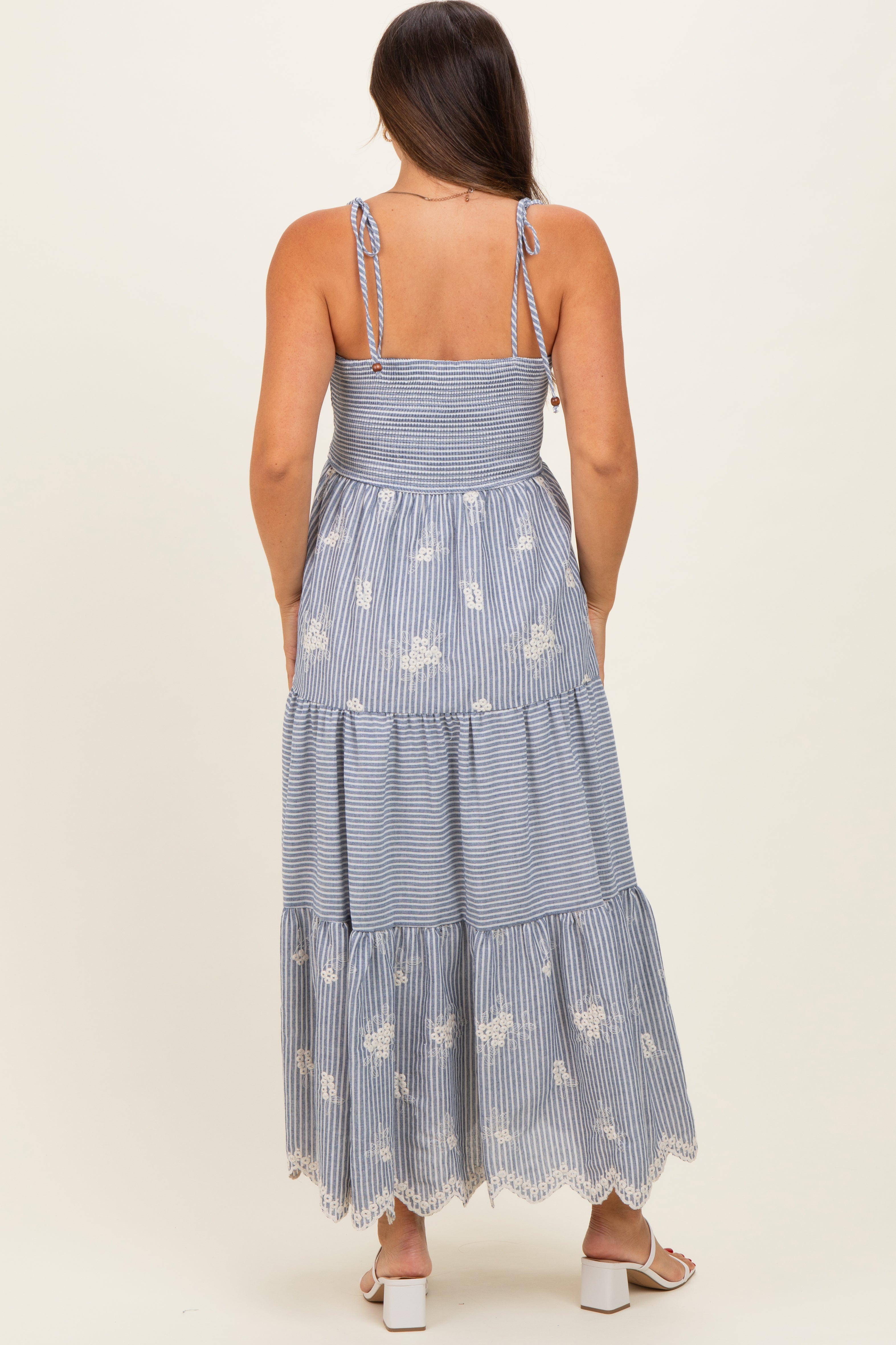 Marineblaues gestreiftes Umstands-Midikleid mit Stickerei und Schulterbändern