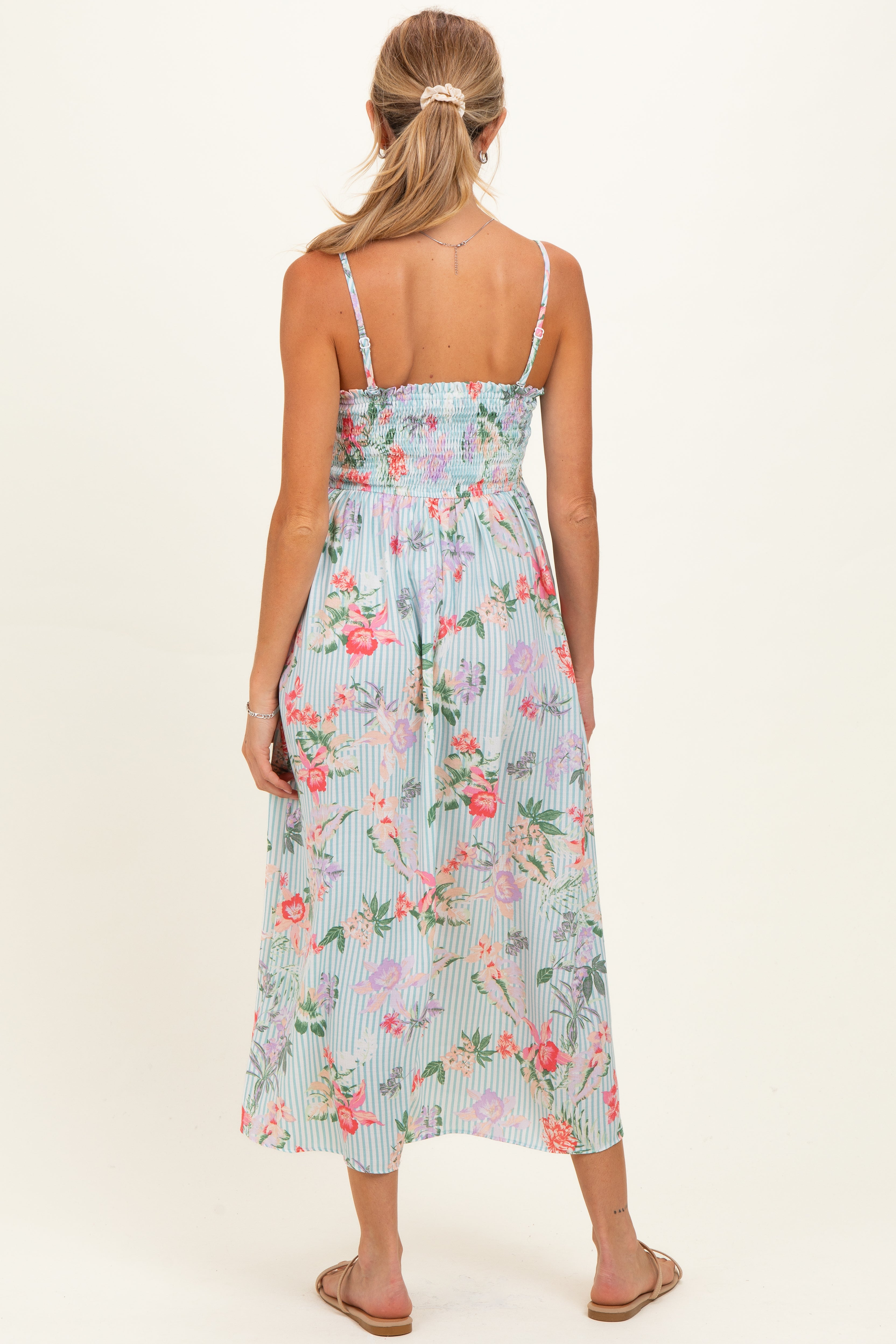 Umstands-Maxikleid mit Aqua-Blumenprint und gesmoktem Brustbereich