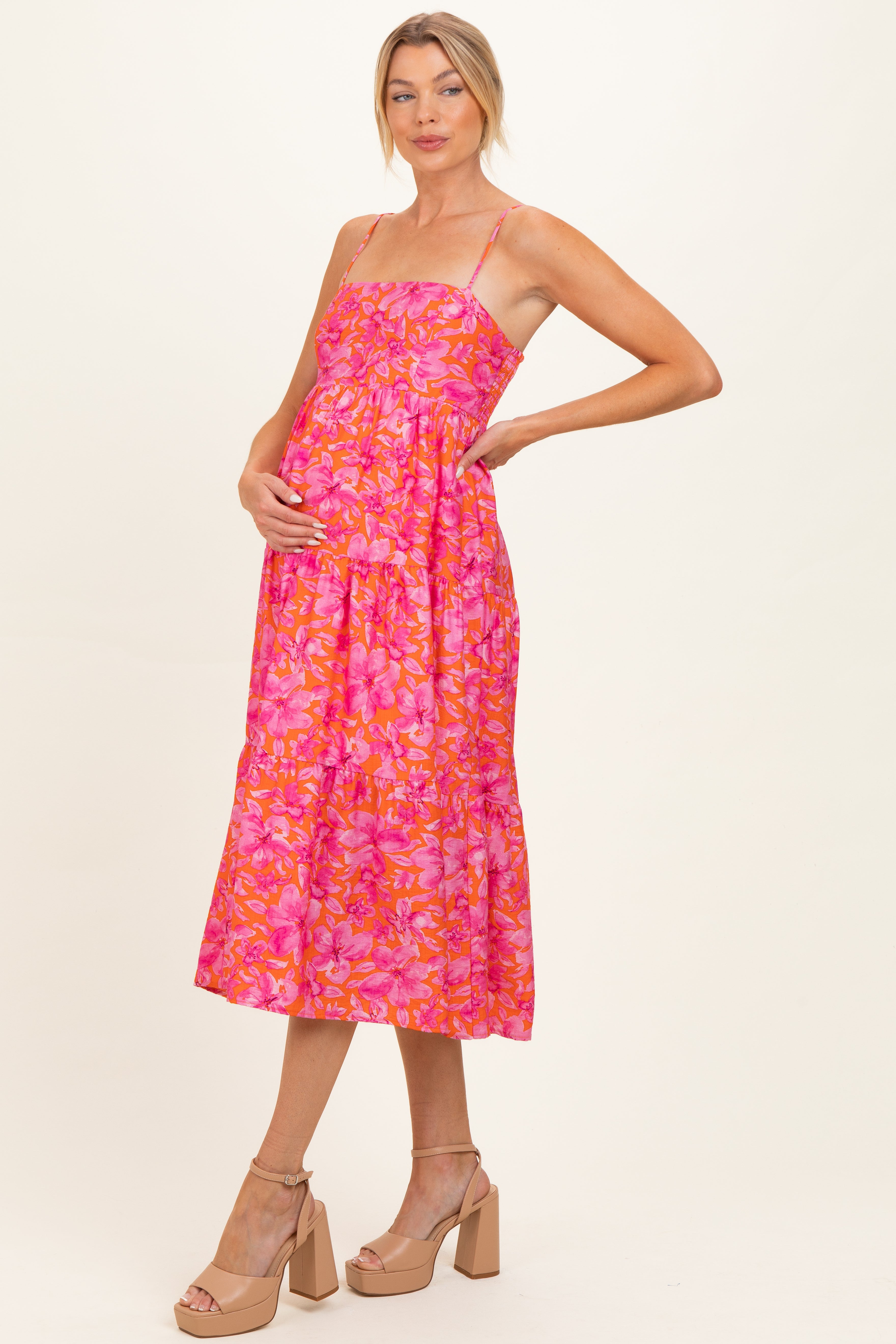 Ärmelloses Umstands-Midikleid in Fuchsia mit Blumenmuster und Stufenrock