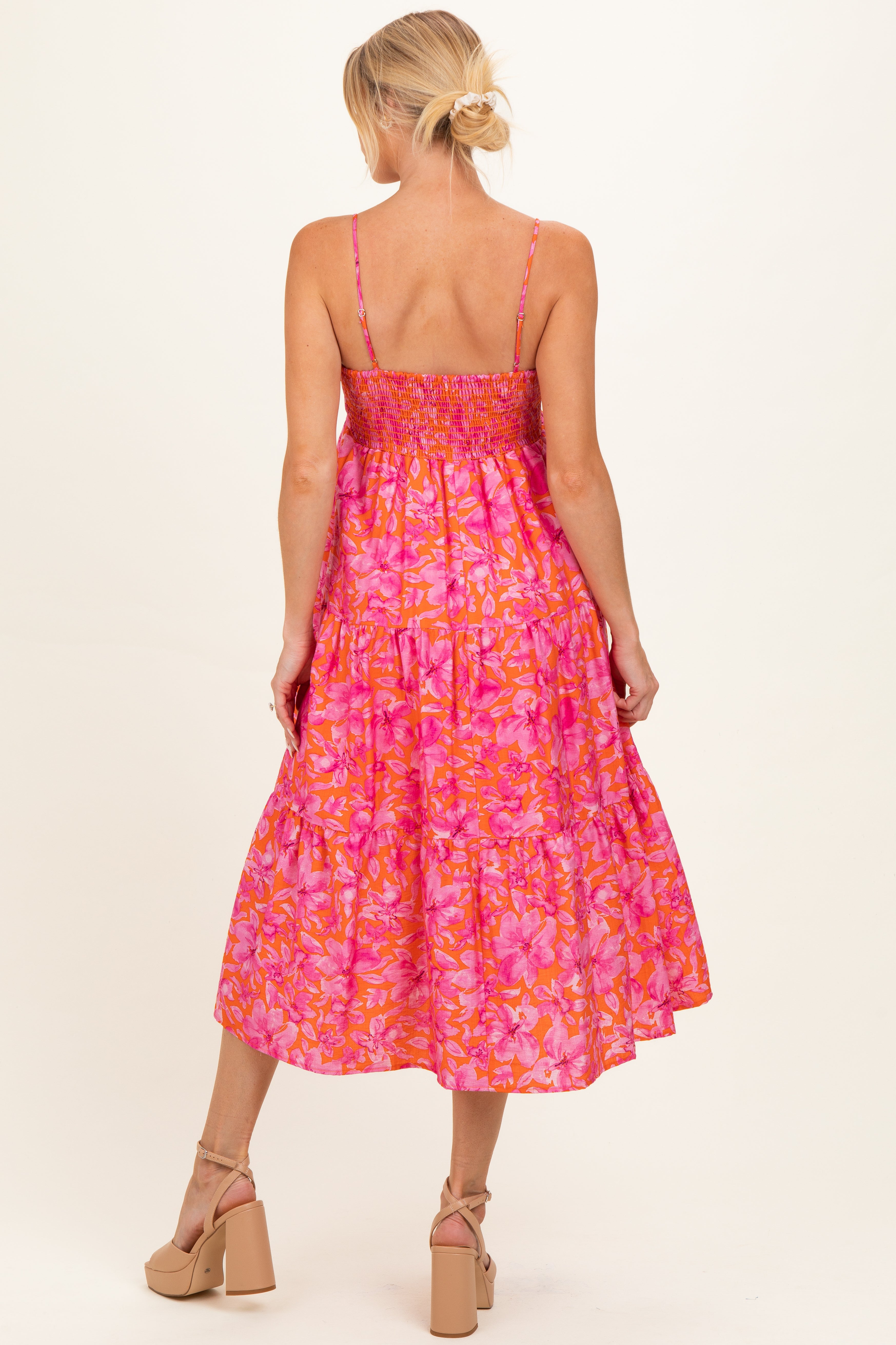 Ärmelloses Umstands-Midikleid in Fuchsia mit Blumenmuster und Stufenrock