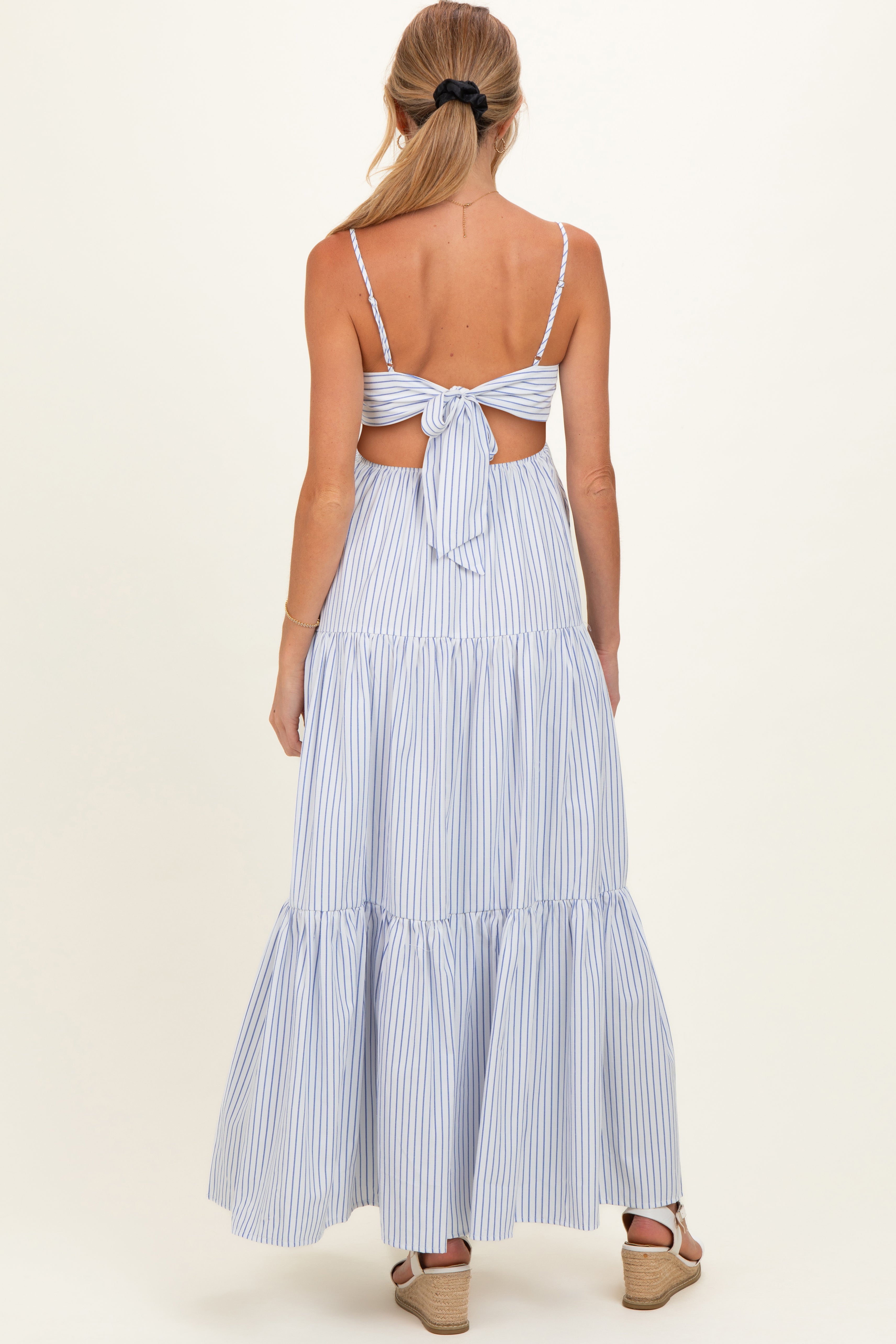 Weißes gestreiftes Umstands-Maxikleid mit Cut-out und Rückenschnürung